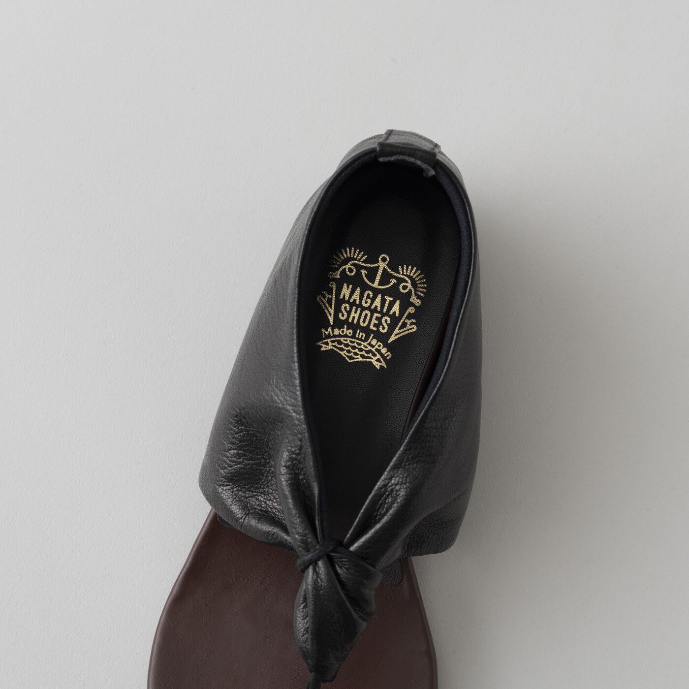 ＆Stories|靴デザイナーの理想で作った　職人本革のスクイーズトング〈ブラック〉|中敷きは、高級感あるダークブラウン色。