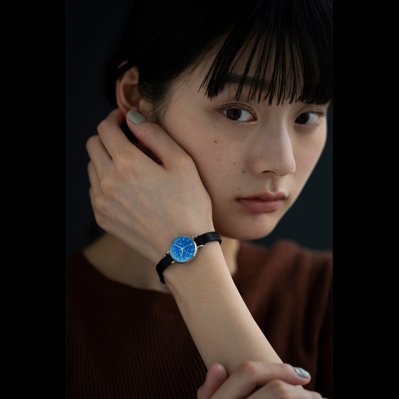 ＆Stories|金沢の時計職人が手掛けた　夏の星座に見惚れる腕時計〈ブラック〉|どんな装いにもなじみ、こだわりのデザインを日常に落とし込んでくれます。