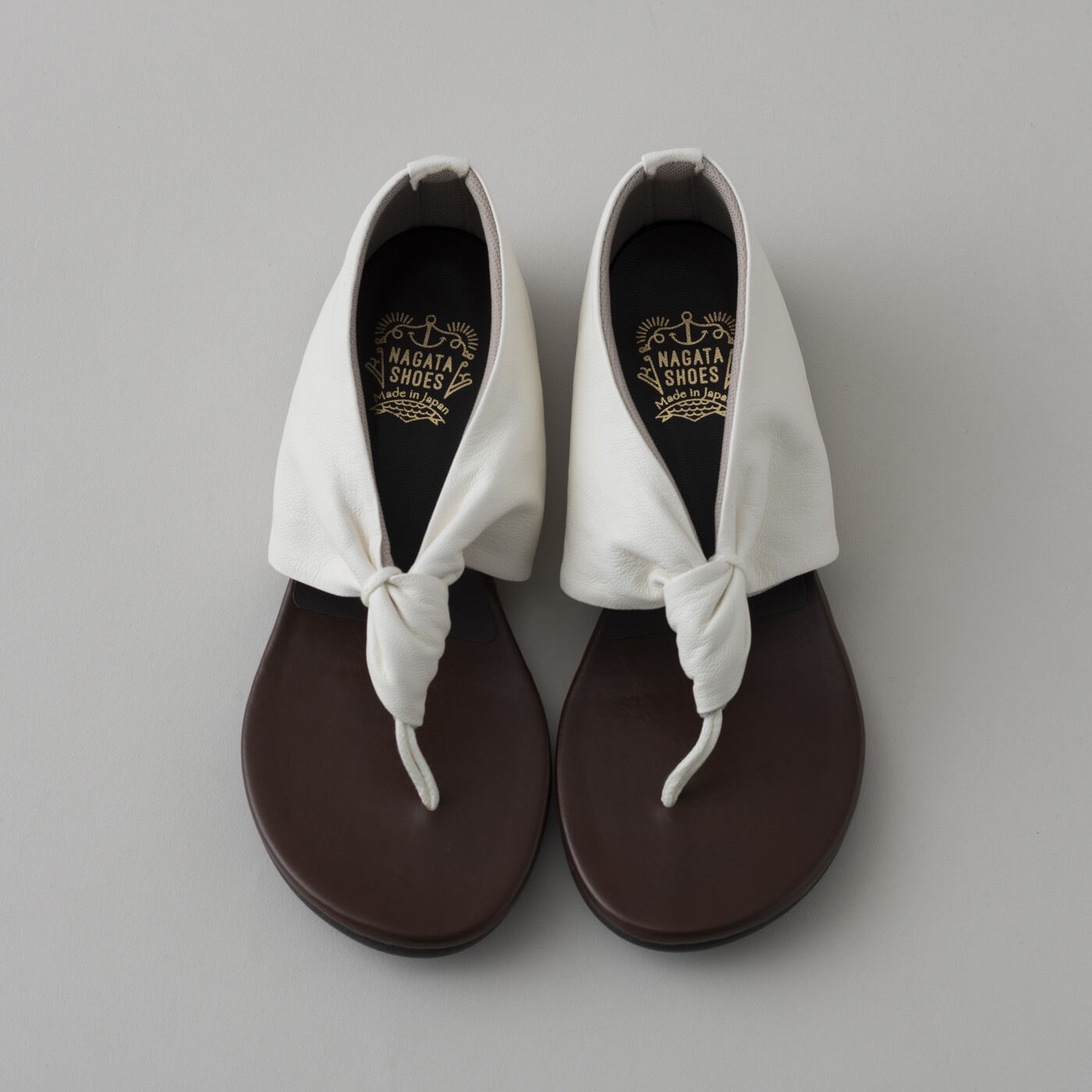 ＆Stories|靴デザイナーの理想で作った　職人本革のスクイーズトング〈ホワイト〉|サイズは、22.0?25.5cmまでの嬉しい8サイズ展開です。