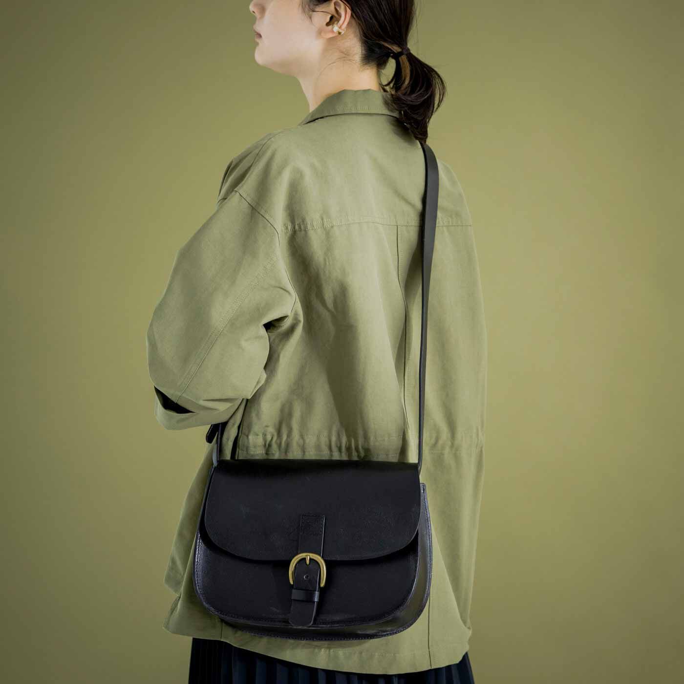 ＆Stories|福岡の鞄作家と作った　職人本革のフォートバッグ〈ブラック〉|堅牢な革の表情が際立つシンプルなデザインは、服装を選ばず楽しめます。
