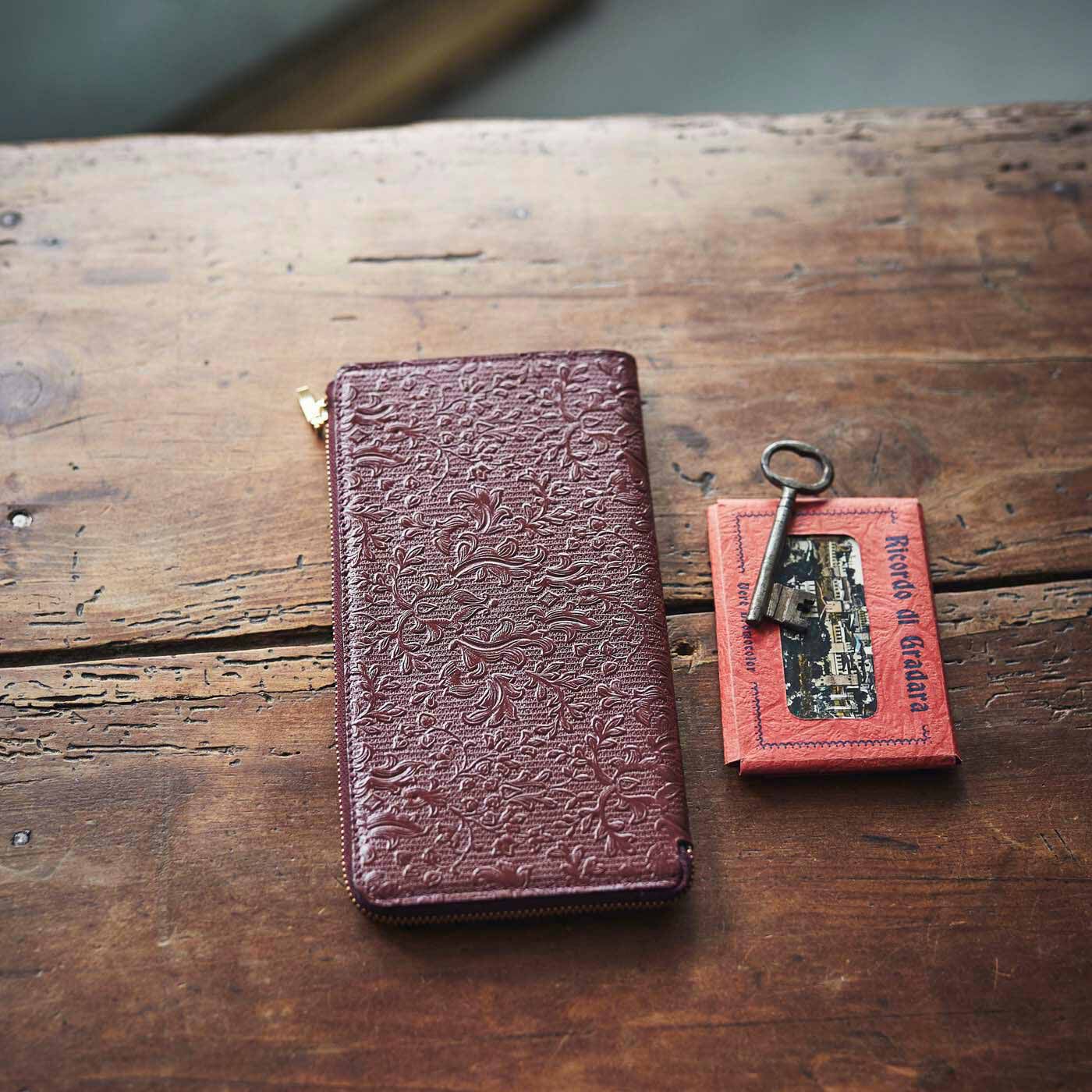 ＆Stories|財布職人と作った 職人本革のスリムギャルソン財布〈ガーネット〉[本革　財布：日本製]|クラシカルなアラベスク風の刻印を施した、ガーネット（赤紫）モデル。