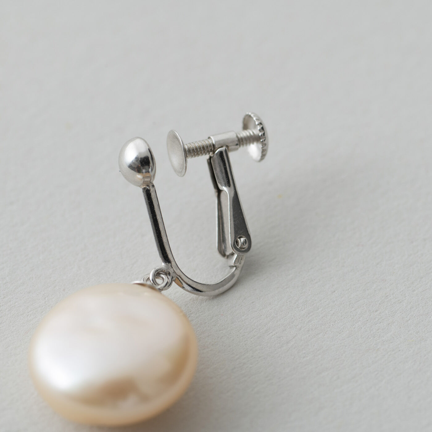 ＆Stories|神戸の老舗真珠メーカーが手掛けた　コインパールの耳飾り〈シルバー925〉