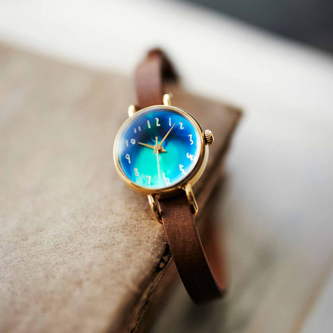 金沢の時計職人が手掛けた 美しいオーロラに見惚れる腕時計〈ブラウン