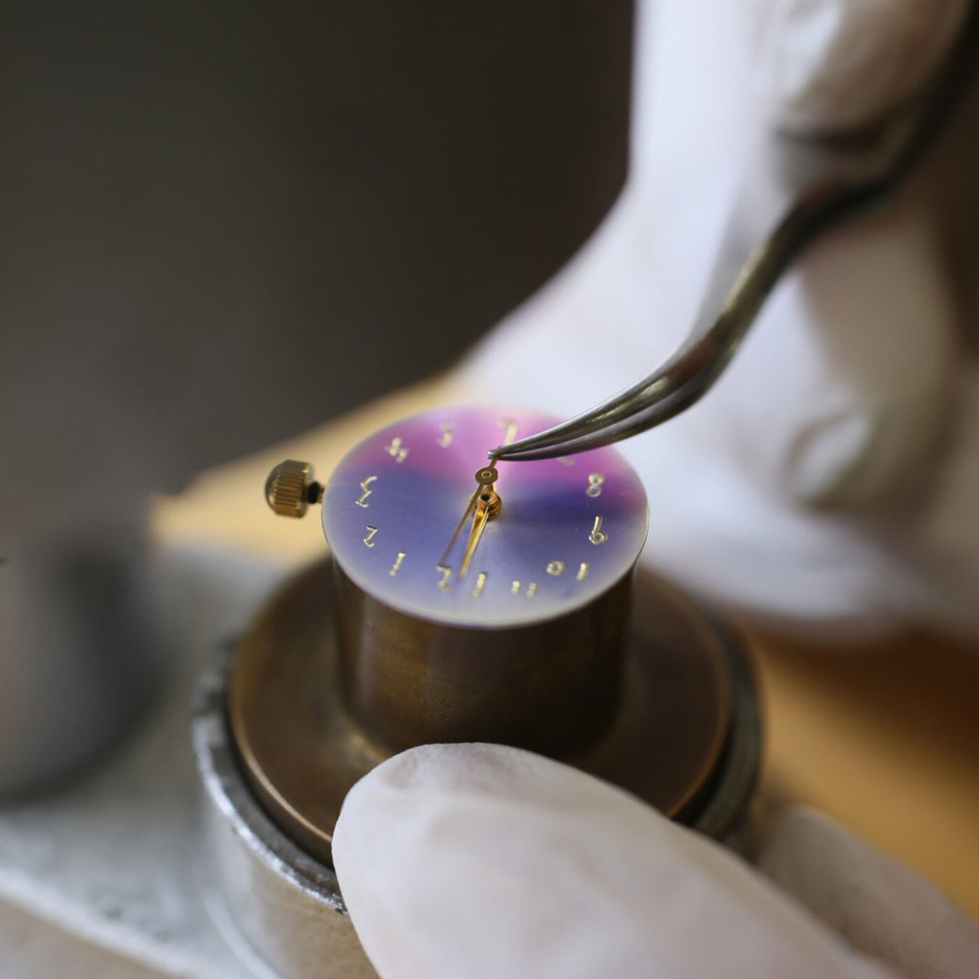 ＆Stories|金沢の時計職人が手掛けた　朝焼けに見惚れる腕時計〈マルベリーパープル〉|針やフレームの取り付けまで工程も、ひとつひとつすべて手作業です。