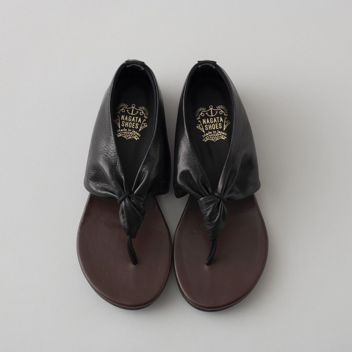 ＆Stories|靴デザイナーの理想で作った　職人本革のスクイーズトング〈ブラック〉|サイズは、22.0?25.5cmまでの嬉しい8サイズ展開です。