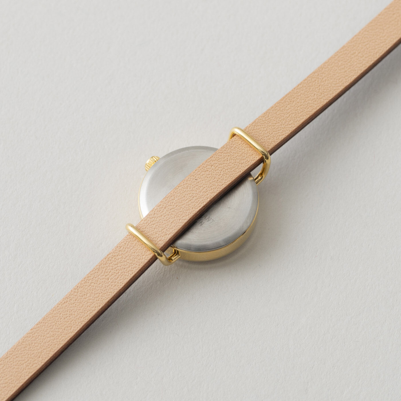 ＆Stories|金沢の時計職人が手掛けた　朝焼けに見惚れる腕時計〈マルベリーパープル〉|ベルトは付け替えも可能です。