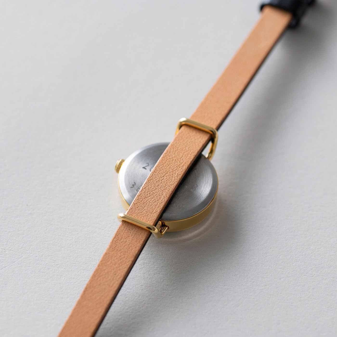 ＆Stories|金沢の時計職人が手掛けた　聖なる森の翠色に見惚れる腕時計〈ブラック〉|ベルトの付け替えも可能です。