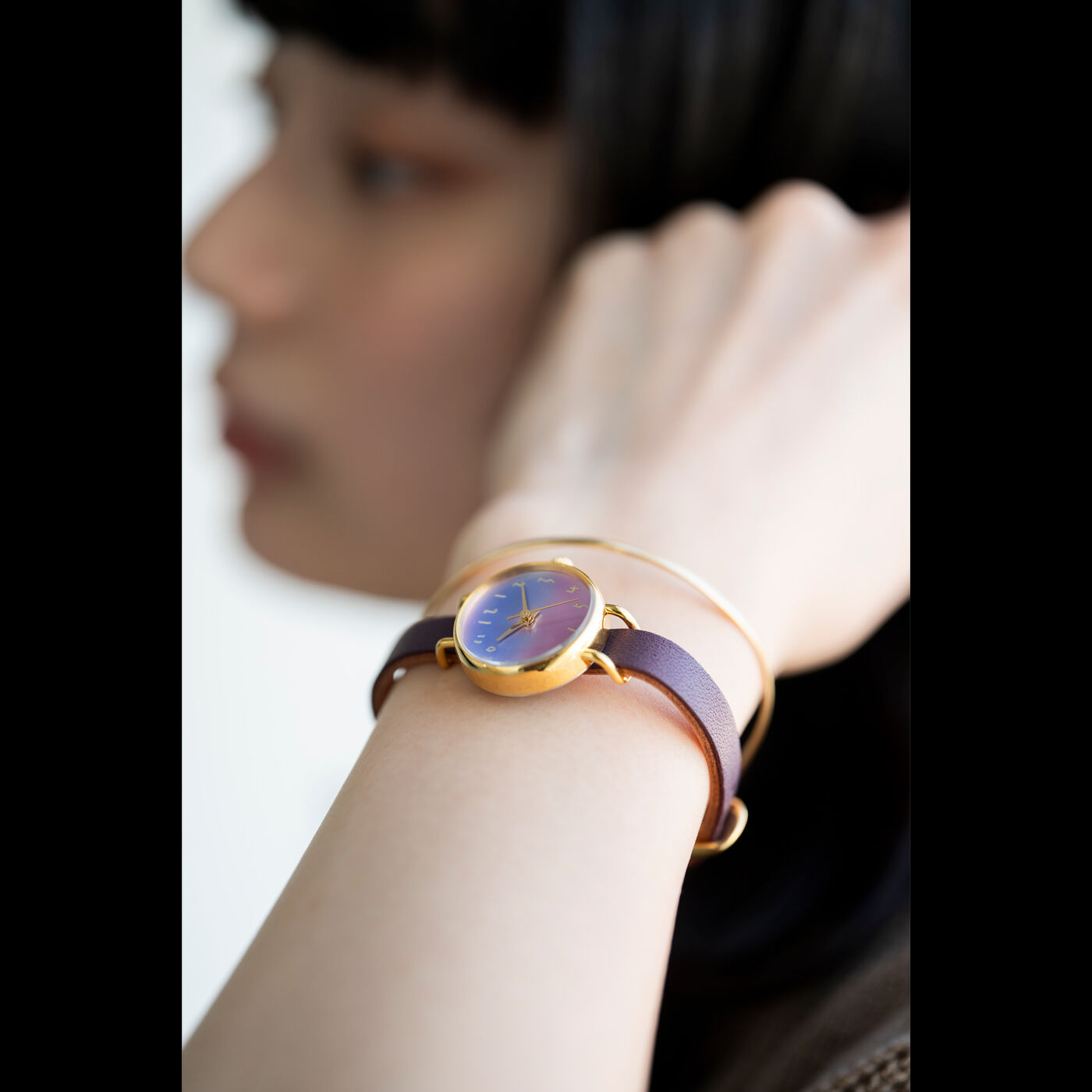 ＆Stories|金沢の時計職人が手掛けた　朝焼けに見惚れる腕時計〈マルベリーパープル〉|新しいことを始めたくなるシーズンにこそ、1日がはじまる美しい色を身につけて。