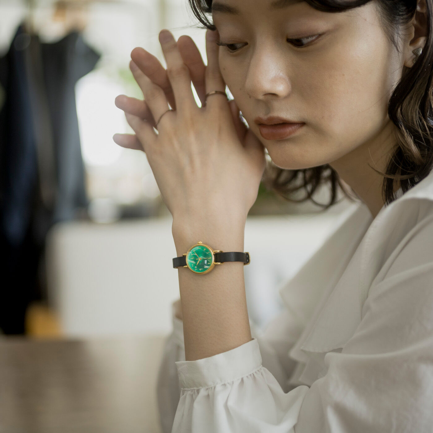 ＆Stories|金沢の時計職人が手掛けた　聖なる森の翠色に見惚れる腕時計〈ブラック〉|小さな文字盤の奥に深い森が広がって、手もとを見るたび心がふっと洗われるよう。