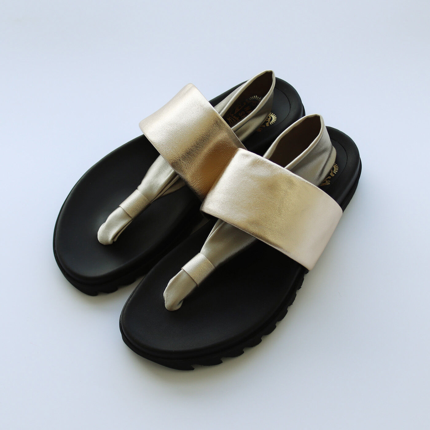 ＆Stories|靴デザイナーの理想で仕上げた 職人本革のトングシューズ〈ゴールド〉|21.0〜26.5cmまで対応する充実のサイズ展開。