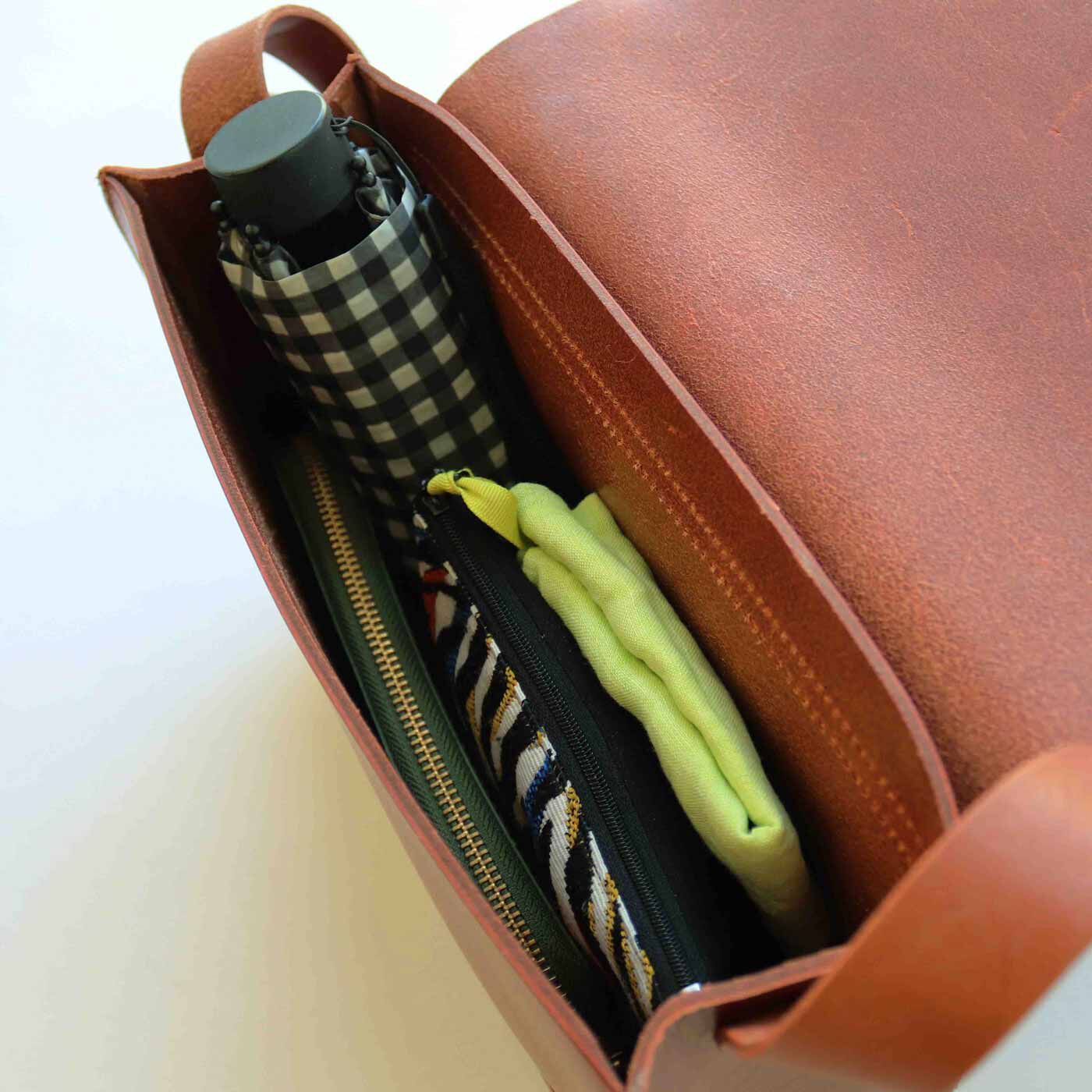 ＆Stories|福岡の鞄作家と作った　職人本革のフォートバッグ〈レッドブラウン〉|まち幅も広く、容量もしっかりで、文庫本・財布・ポーチ、折り畳み傘なども入ります。