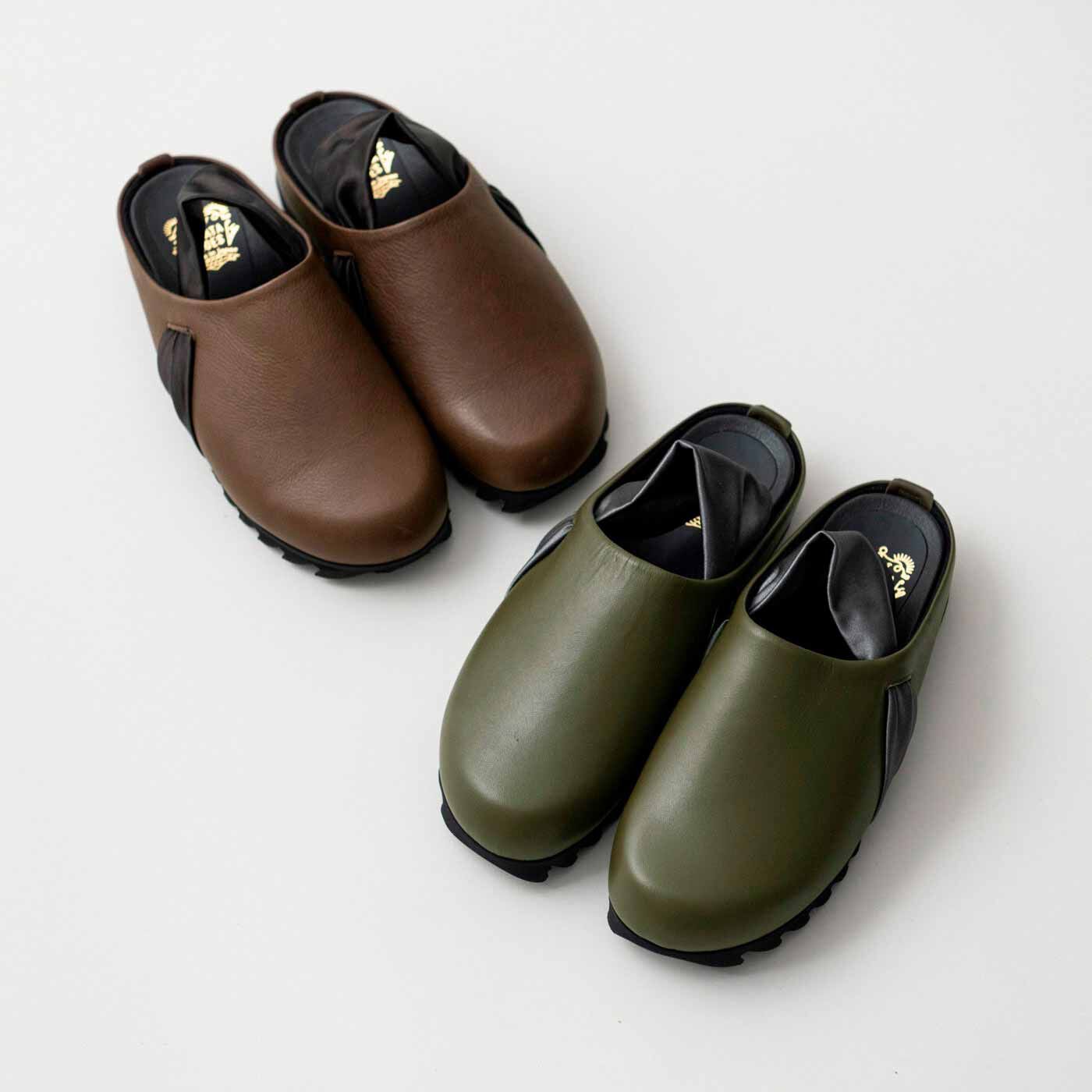 ＆Stories|長田の靴職人が作った　職人本革のパニーニサボシューズ〈オリーブ色〉|シックなオリーブ色（右）とショコラ色（左・別売り）の2色。きれいめやモードにも合う、大人っぽいニュアンスカラーです。