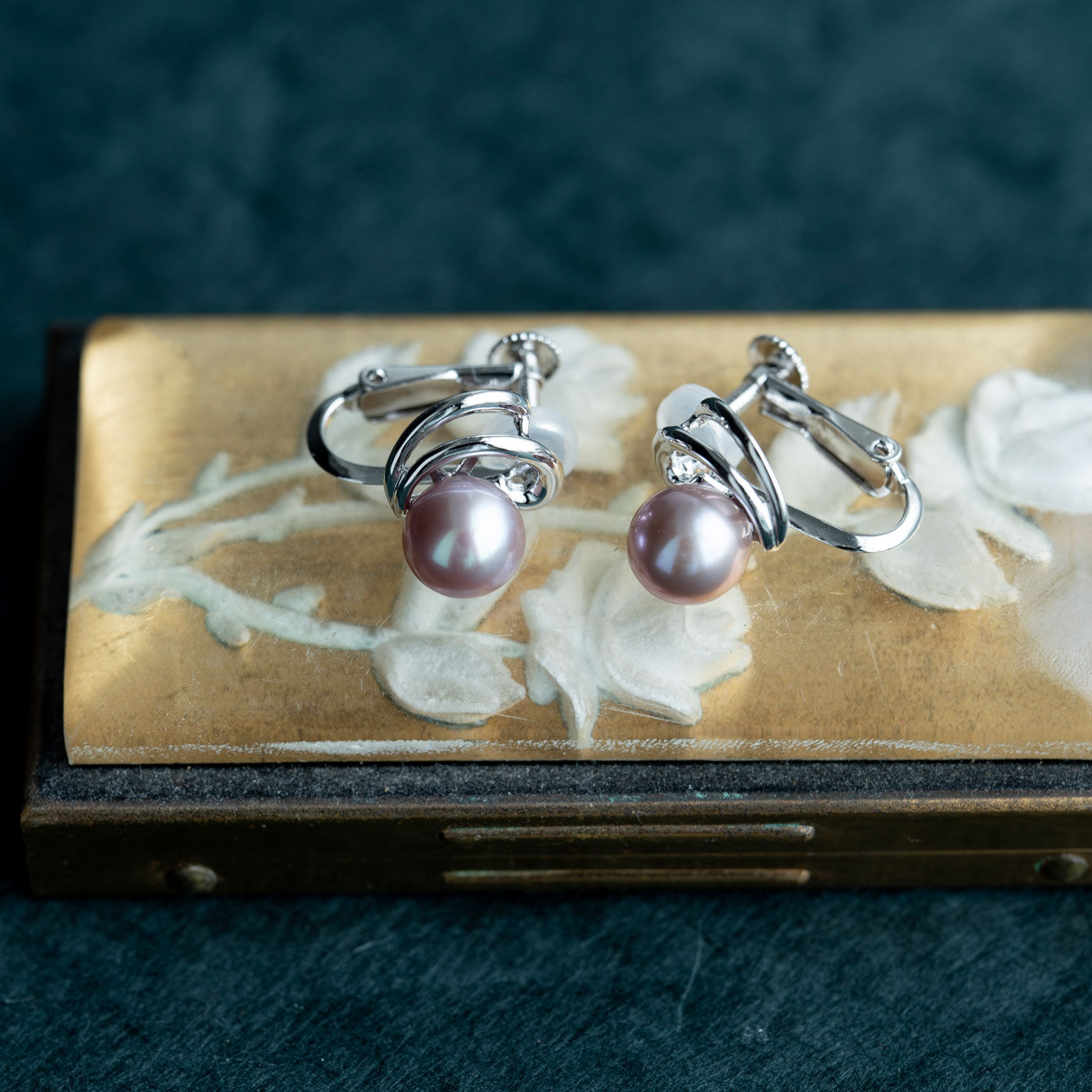 神戸の老舗真珠メーカーと作った ブルーベリーパールのイヤリング