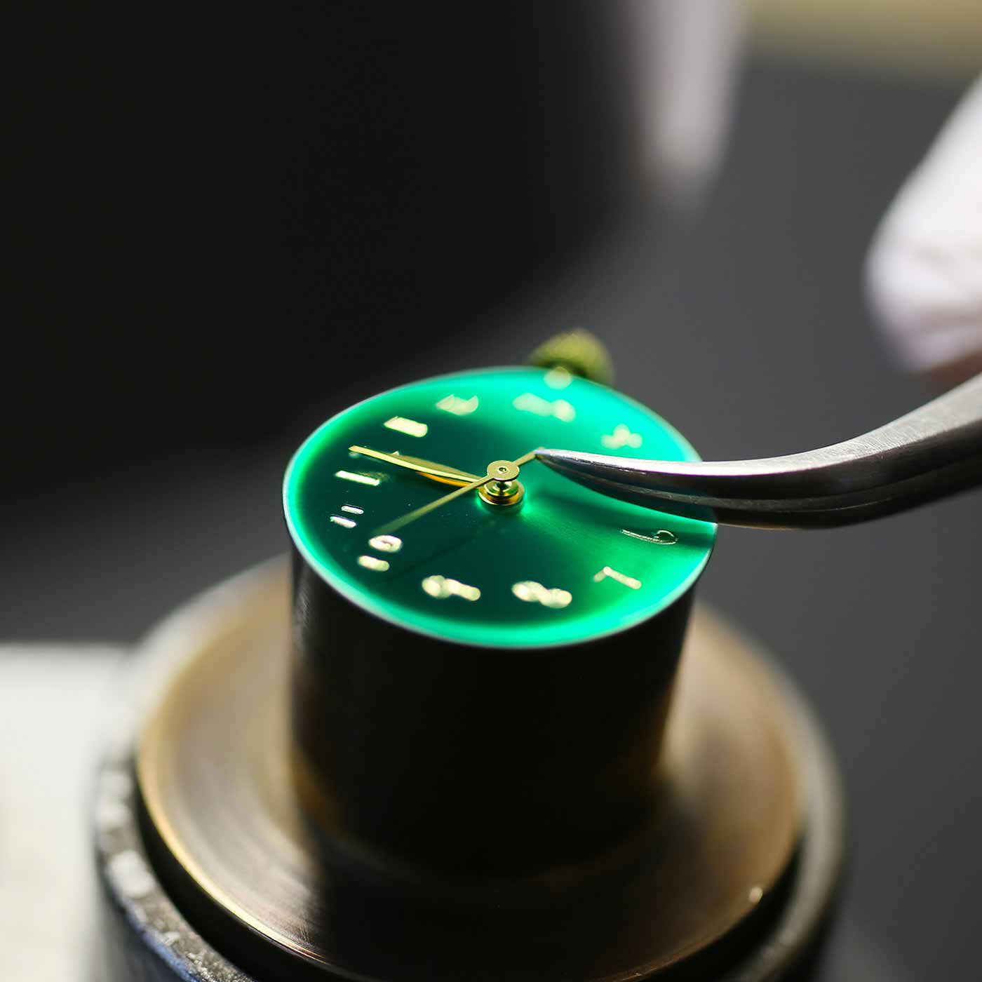 ＆Stories|金沢の時計職人が手掛けた　聖なる森の翠色に見惚れる腕時計〈ブラック〉|針やフレームの取り付けまで工程はすべて手作業。