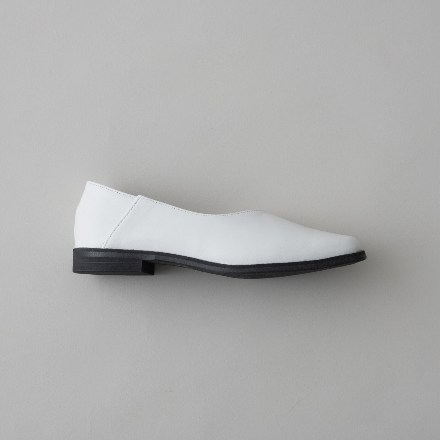 ＆Stories|長田の靴メーカーと作った　職人本革のスクエアノーズシューズ〈ホワイト〉|美しいフォルムと、スニーカーのような履き心地は、職人さんのこだわりのたまもの。