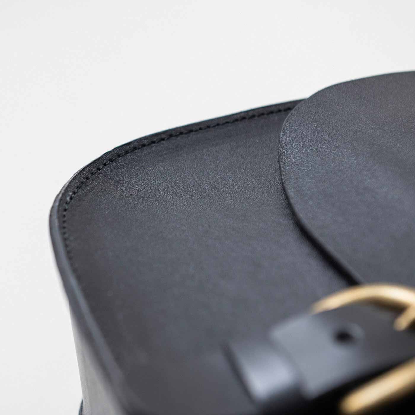＆Stories|福岡の鞄作家と作った　職人本革のフォートバッグ〈ブラック〉|縁部分カーブの美しさもこの鞄の魅力です。