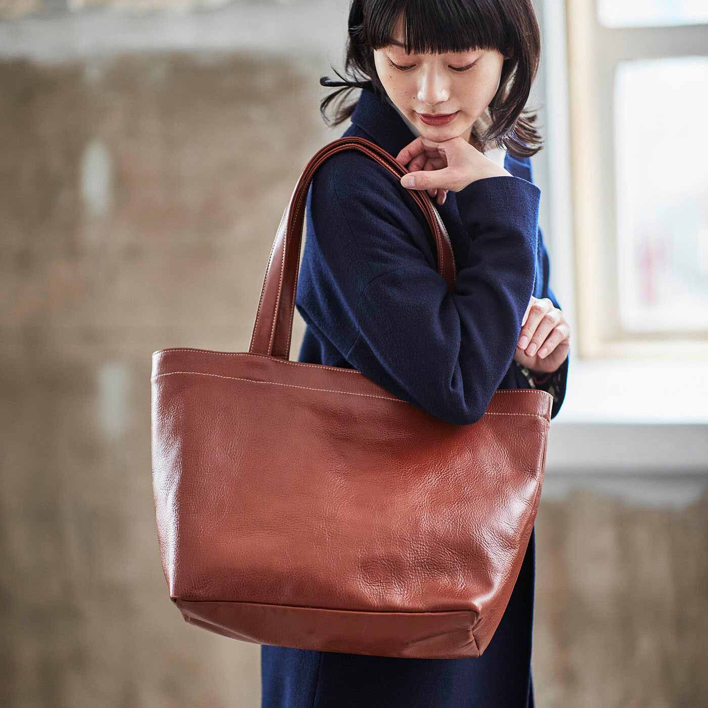 ＆Stories|プランナーYUMIと鞄職人が作った 職人本革のトートバッグ〈アンティークブラウン〉|ありそうでない、とことんシンプルなオールレザートートを数年ぶりに復刻。日本職人プロジェクトの元メンバー、プランナー・YUMIが女性スタッフの声をヒントに作ったバッグです。