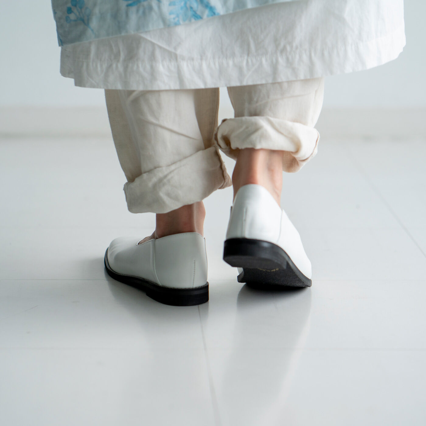 ＆Stories|長田の靴メーカーと作った　職人本革のスクエアノーズシューズ〈ホワイト〉|まるで履いていないようなフィット感と軽やかさです。