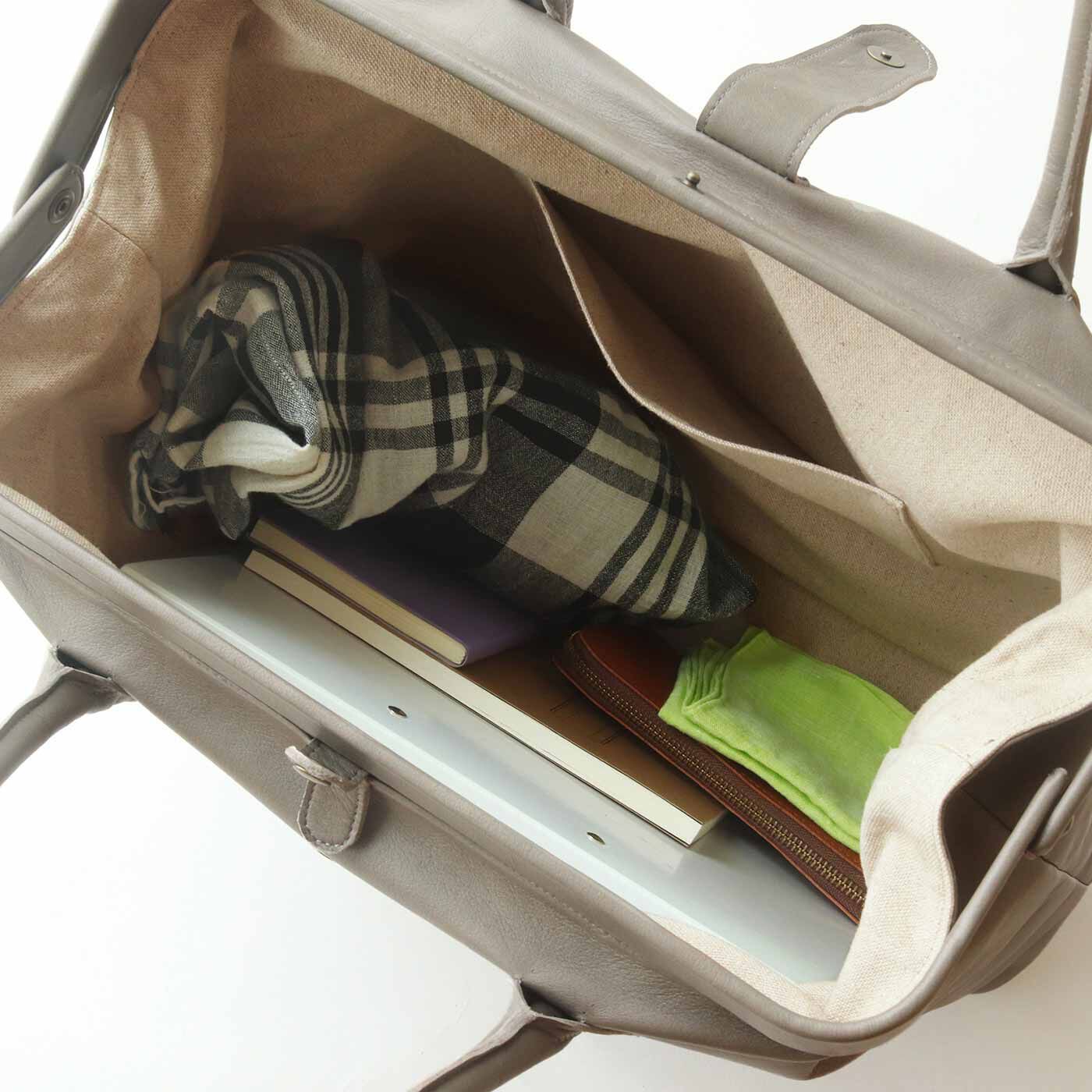 ＆Stories|ファッションスタイリストと作った 職人本革のダレストートバッグ〈ライトグレー〉|1〜2泊程度の荷物が充分入る大きさ。
