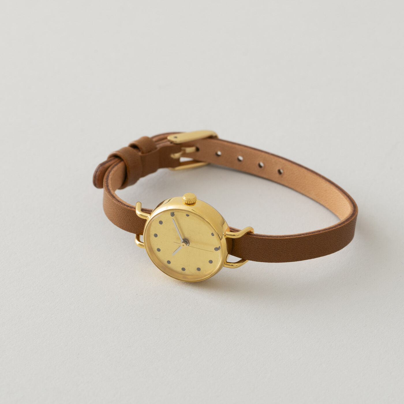 ＆Stories|金沢の時計職人が手掛けた　金色の月に見惚れる腕時計〈ライトブラウン〉|穏やかに輝く文字盤と華奢なレザーベルトの組み合わせは、どんな装いにもなじみながら、手もとを美しく見せてくれることでしょう。