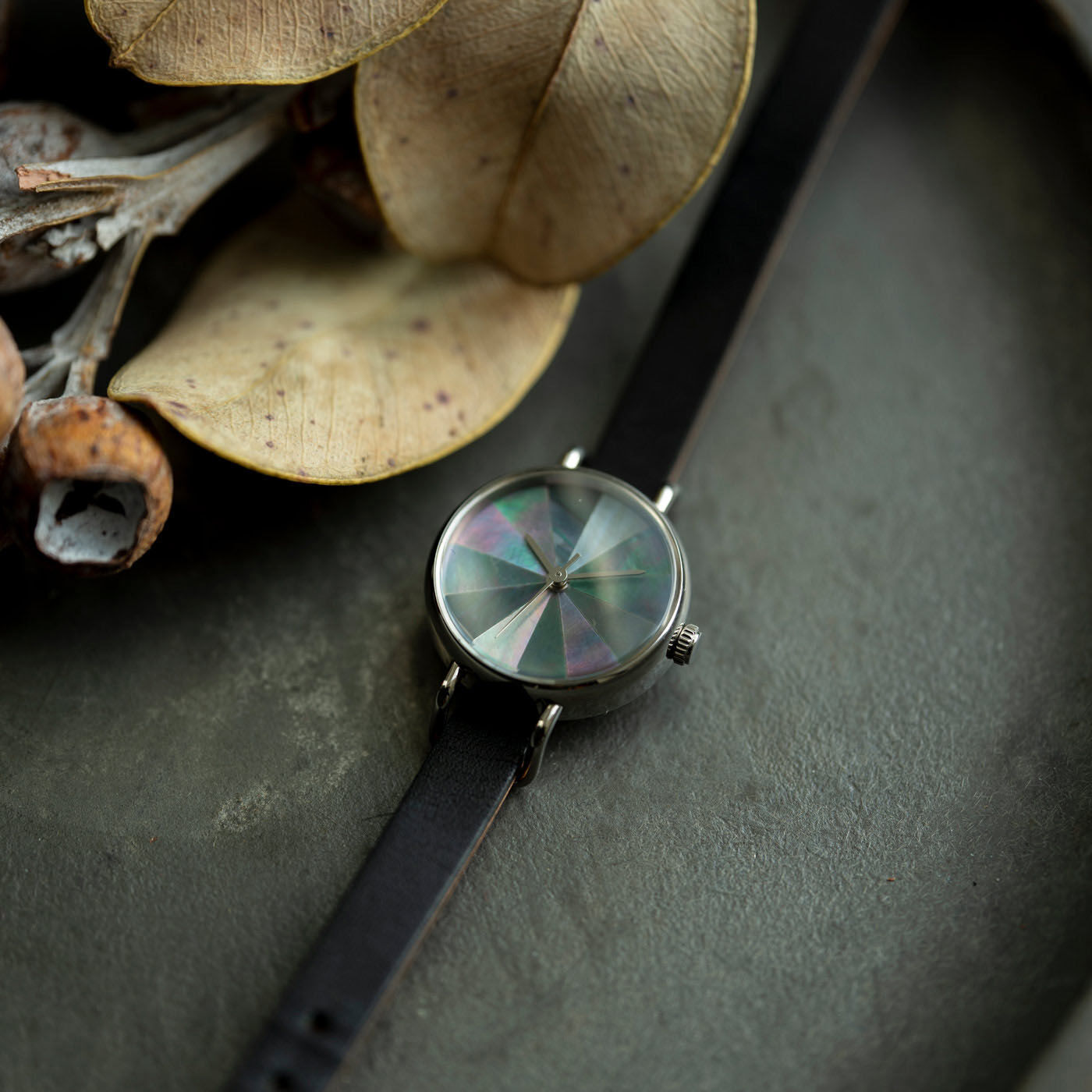 金沢の時計職人が手掛けた オーロラ色の輝きに見惚れる 黒蝶貝の腕時計