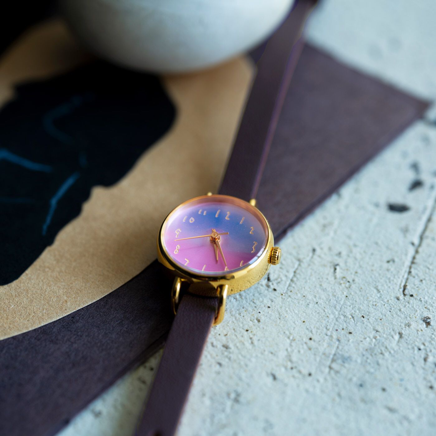 ＆Stories|金沢の時計職人が手掛けた　朝焼けに見惚れる腕時計〈マルベリーパープル〉|夜が明ける瞬間の幻想的な色彩を纏った腕時計は、日本画家としても活躍するアートディレクターの牛島孝さん監修の「見惚れる時計シリーズ」の新モデルです。