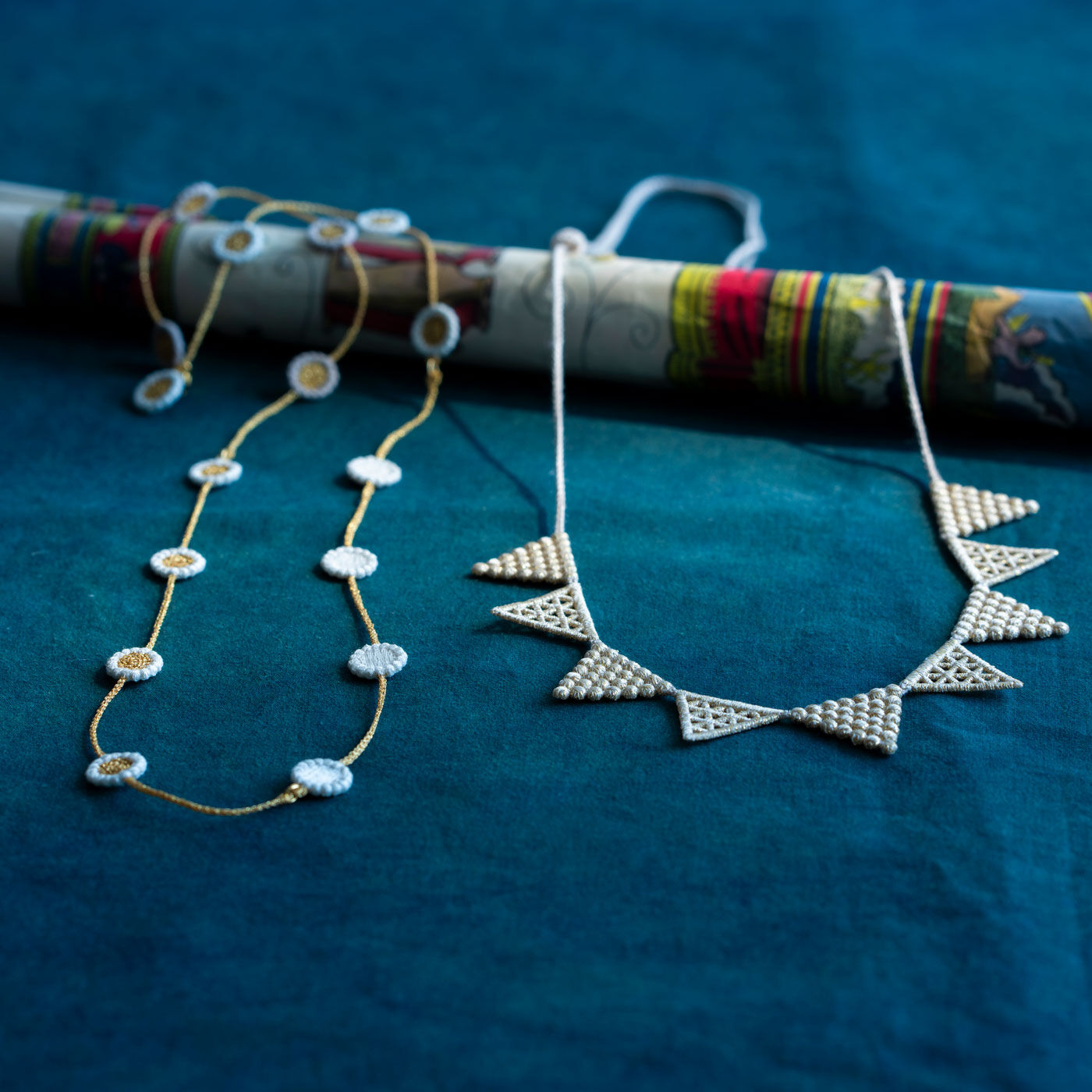 ＆Stories|群馬の刺繍工房が作った　糸の宝石のレーストライアングルネックレス〈ゴールド色〉|今回新発売の〈000 / トリプル・オゥ〉の美しい糸の宝石ネックレスは2種類。