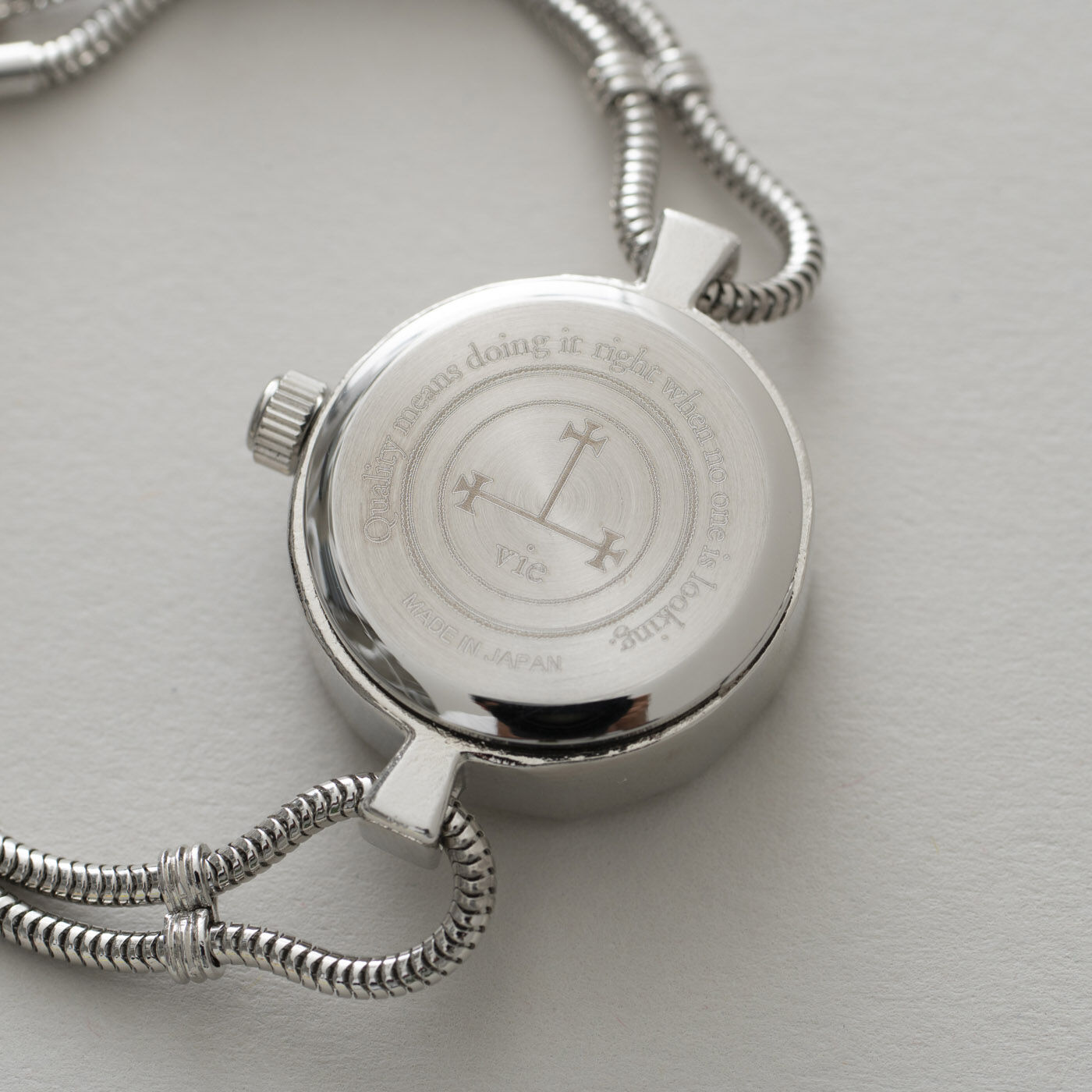 ＆Stories|滋賀の時計職人とヴィンテージショップオーナーが作った　ドレスウォッチ〈シルバー色〉|裏面には、モノづくりにまつわるヘンリー・フォードの名言をレーザー刻印。