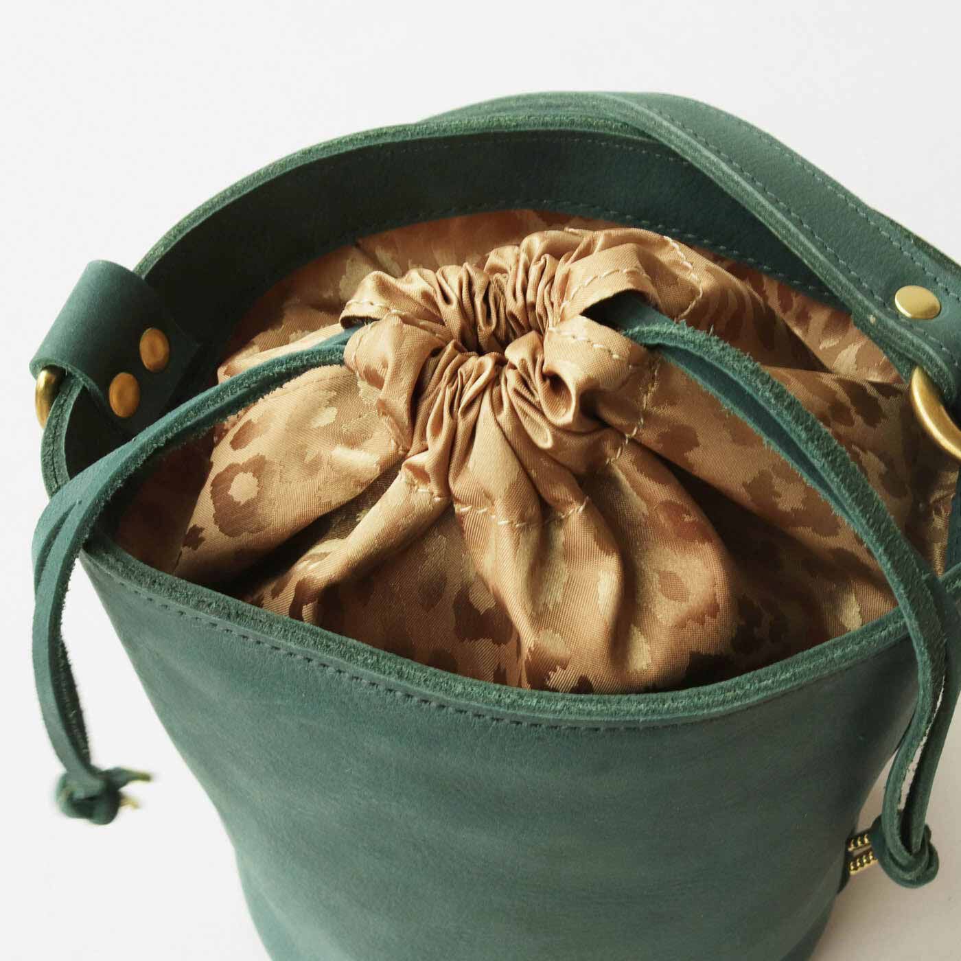 ＆Stories|福岡の鞄作家と作った 職人本革のシトゥルスバッグ〈ターコイズ〉[本革　鞄：日本製]|巾着部分はゴールド色のヒョウ柄生地。大人っぽく都会的な雰囲気。