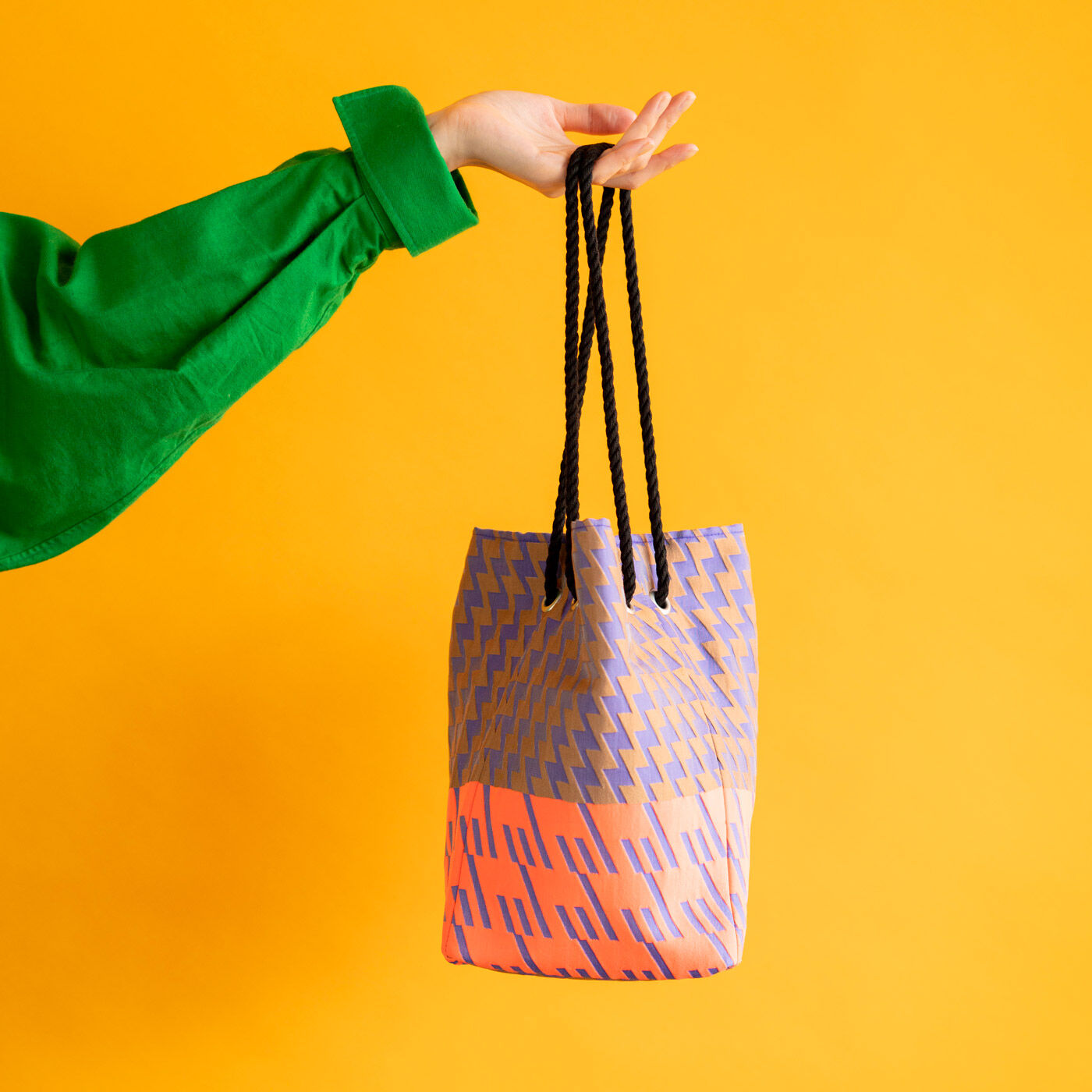 ＆Stories|テキスタイルデザイナーと作った 播州織のダズリングバッグ〈サンセット〉|使用しているジャカード織は、テキスタイルデザイナー・梶原加奈子さんによる稲妻をイメージしたデザイン。パープル×オレンジの配色で夕暮れ時をイメージする〈サンセット〉。