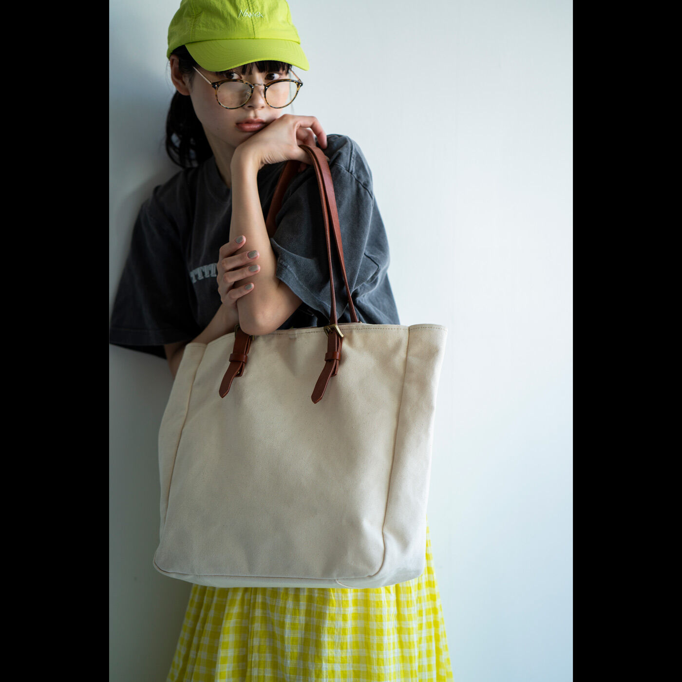 ＆Stories|福岡の鞄作家が作った　職人本革遣いのキャンバストート〈ホワイト〉|福岡の鞄作家・岡政孝さんと一緒に作った「夏に持ちたくなる、フツーにいい感じなバッグ」が新登場。
