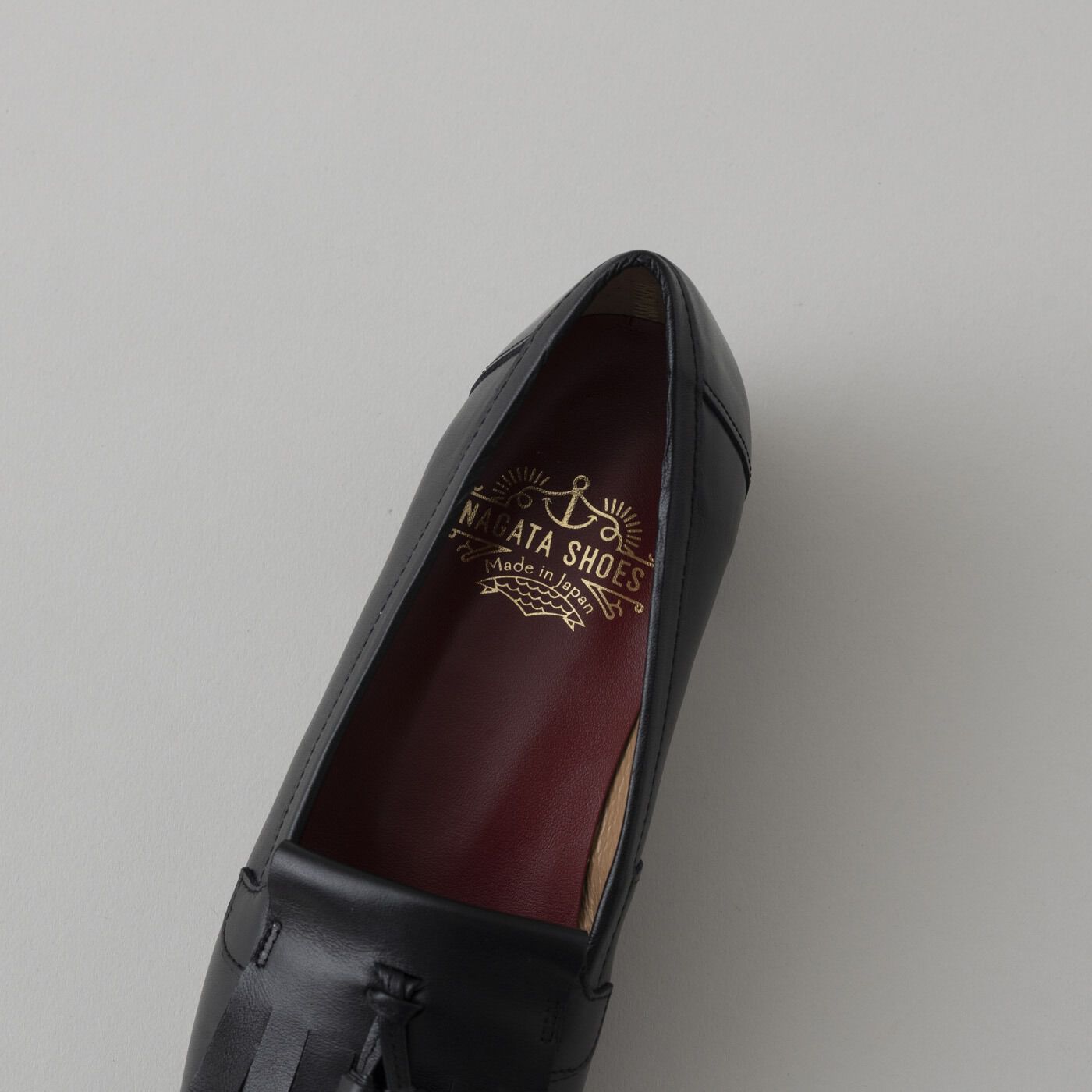 ＆Stories|長田の靴メーカーと作った　職人本革のタッセルローファー〈ブラック〉|中敷きは、ドラマティックなワインレッド色。