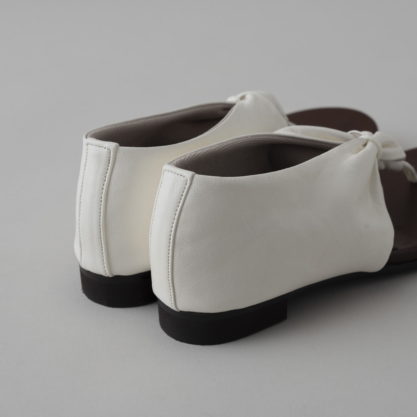 ＆Stories|靴デザイナーの理想で作った　職人本革のスクイーズトング〈ホワイト〉