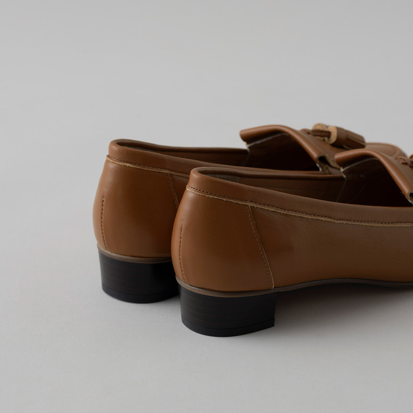 ＆Stories|長田の靴メーカーと作った　職人本革のタッセルローファー〈ブラウン〉|ほどよいヒール高と疲れにくいクッション性で、機能面もばっちり。