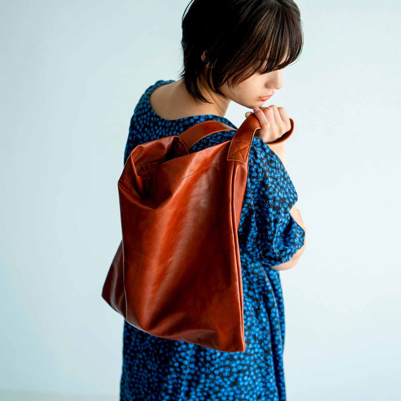 ＆Stories|ファッションスタイリストと作った 職人本革のフィットトート〈ブラウン〉|村上さんが「この鞄は、物を入れて、人が肩に掛けて初めて完成する鞄」と言うように、使っている姿がとにかくさまになります。