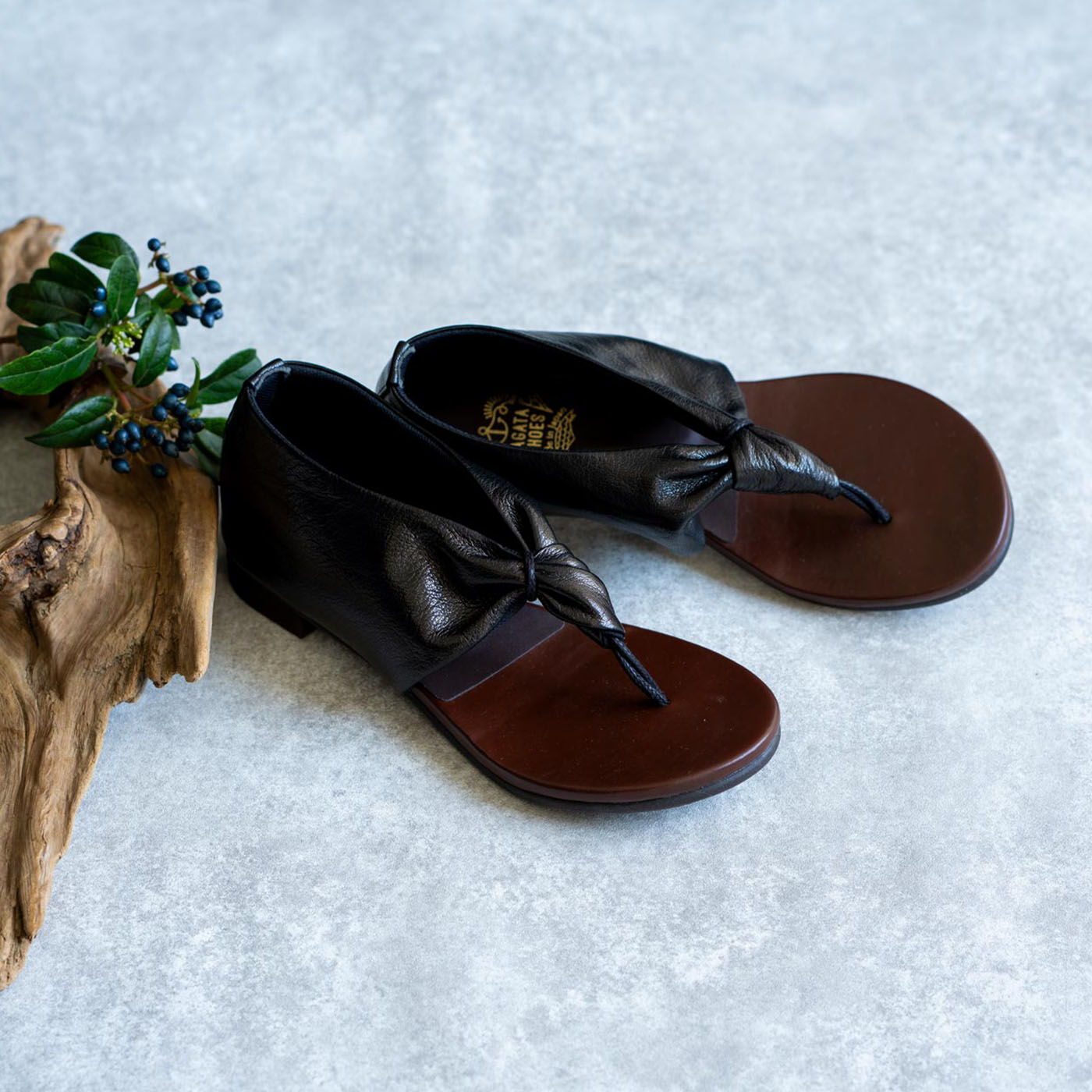 ＆Stories|靴デザイナーの理想で作った　職人本革のスクイーズトング〈ブラック〉|神戸・長田で40年以上真摯に靴と向き合ってきた靴工場の水谷義臣社長とデザイナー村上峻一さんが追求した＆stories特注の鼻緒レザーサンダルが初登場。
