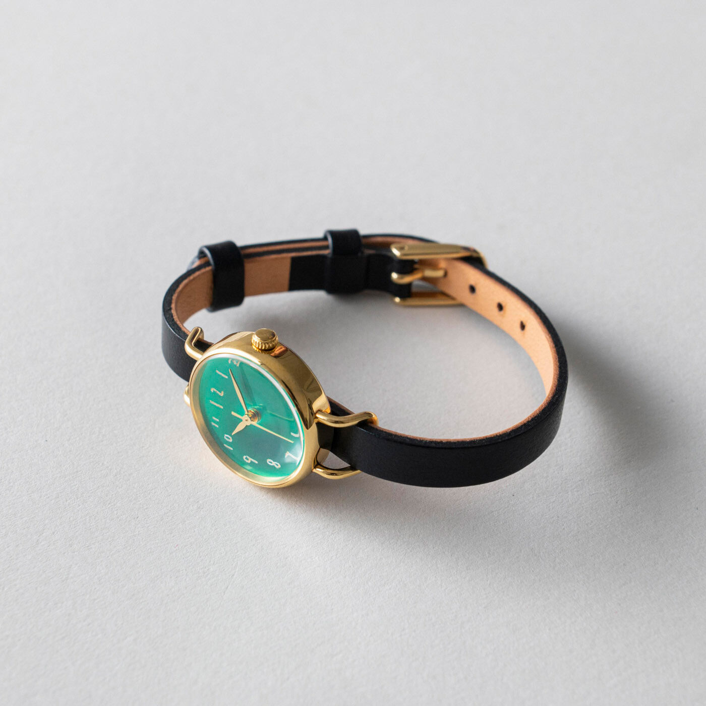 ＆Stories|金沢の時計職人が手掛けた　聖なる森の翠色に見惚れる腕時計〈ブラック〉|本革のベルトは翠色が引き立つブラック。