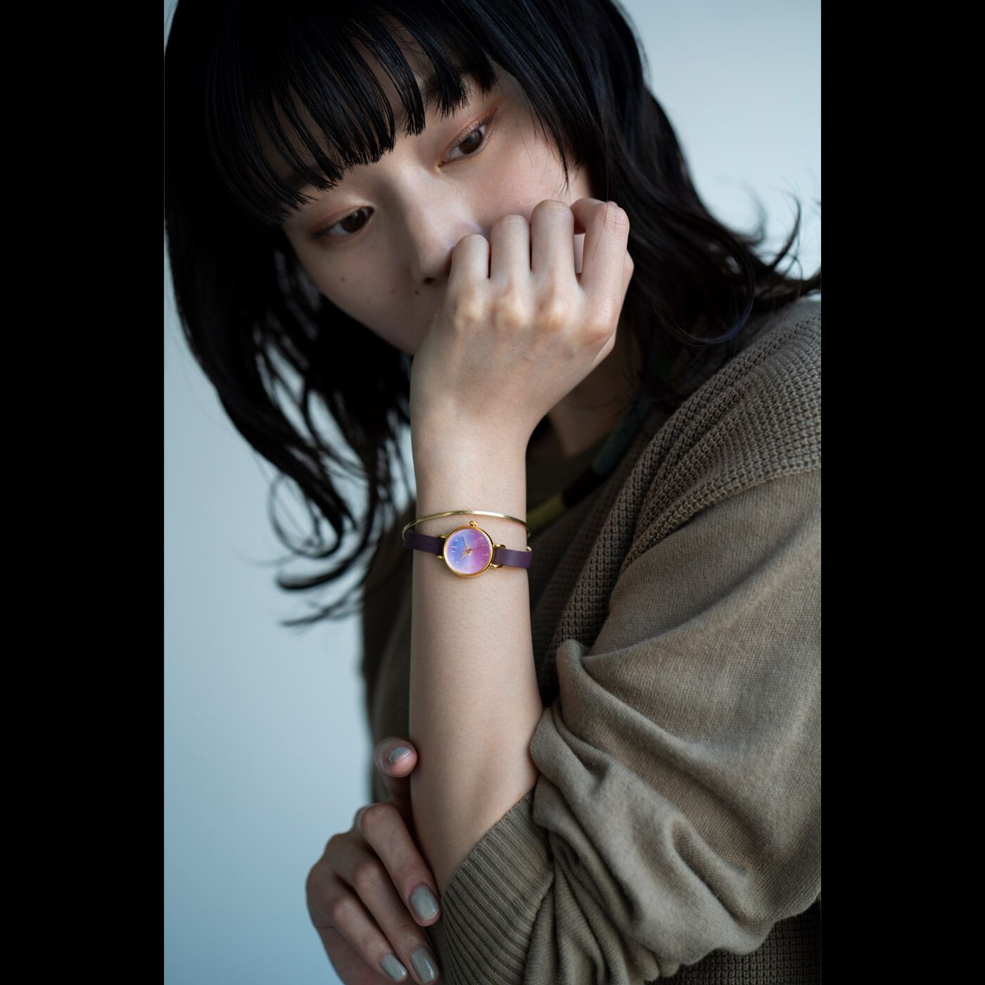 ＆Stories|金沢の時計職人が手掛けた　朝焼けに見惚れる腕時計〈マルベリーパープル〉|小ぶりな文字盤と華奢なレザーベルトの組み合わせは、どんな装いにも似合い、着けているのを忘れるほど軽やか。