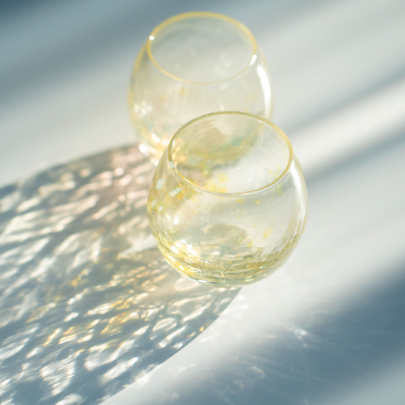 ＆Stories|小田原のガラス職人が作った　月の色が溶け込んだ宙吹きグラス〈丸型〉|まるで輝く満月を溶かしたような色合いのグラスは、神奈川県小田原市のガラス工房〈glass calico〉製。