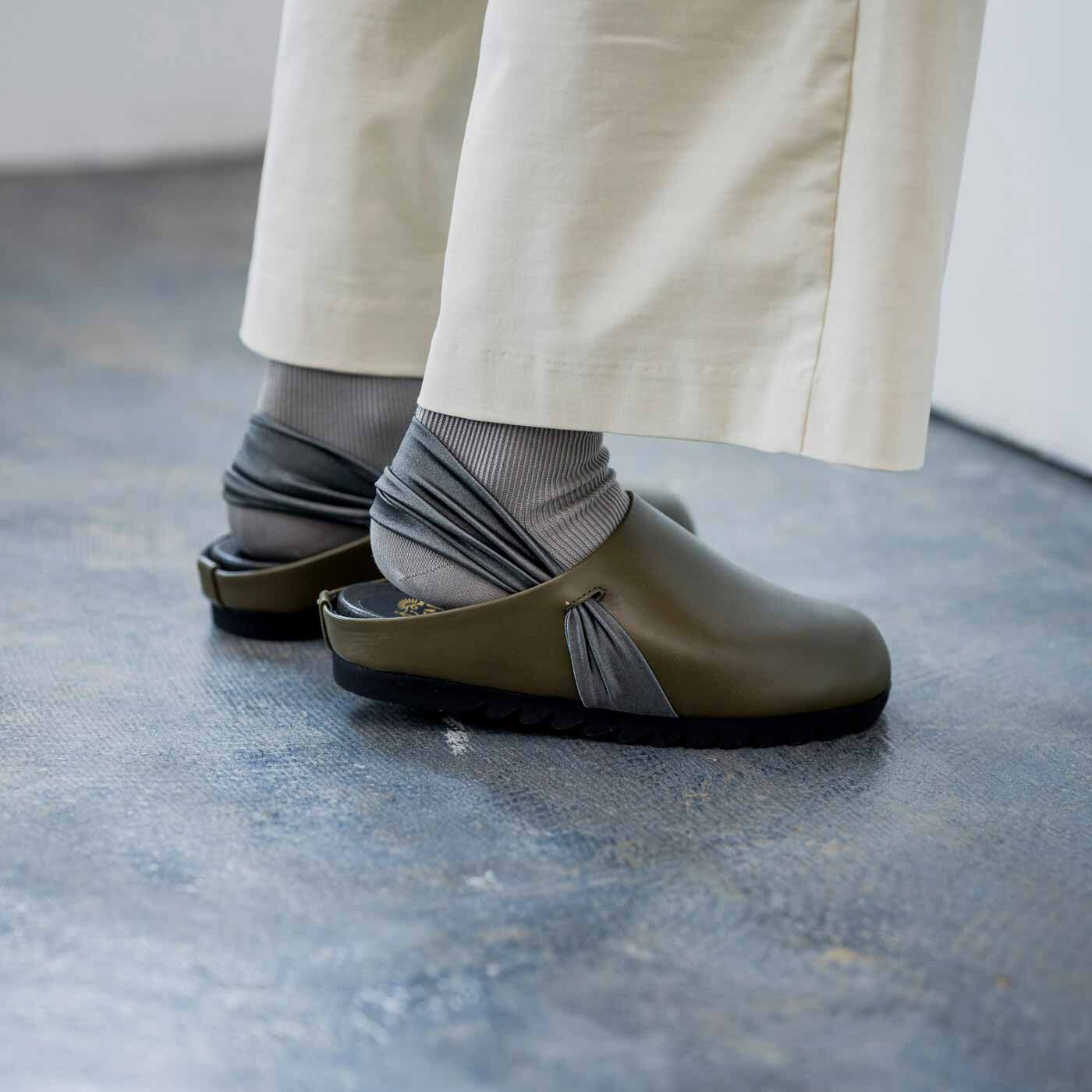 ＆Stories|長田の靴職人が作った　職人本革のパニーニサボシューズ〈オリーブ色〉|伸縮性のあるサテンストラップが足にフィット。