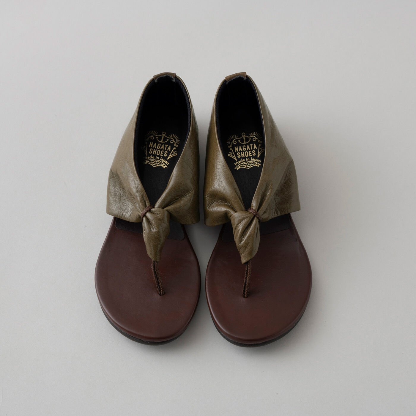 ＆Stories|靴デザイナーの理想で作った　職人本革のスクイーズトング〈オリーブ色〉|サイズは、22.0?25.5cmまでの嬉しい8サイズ展開です。