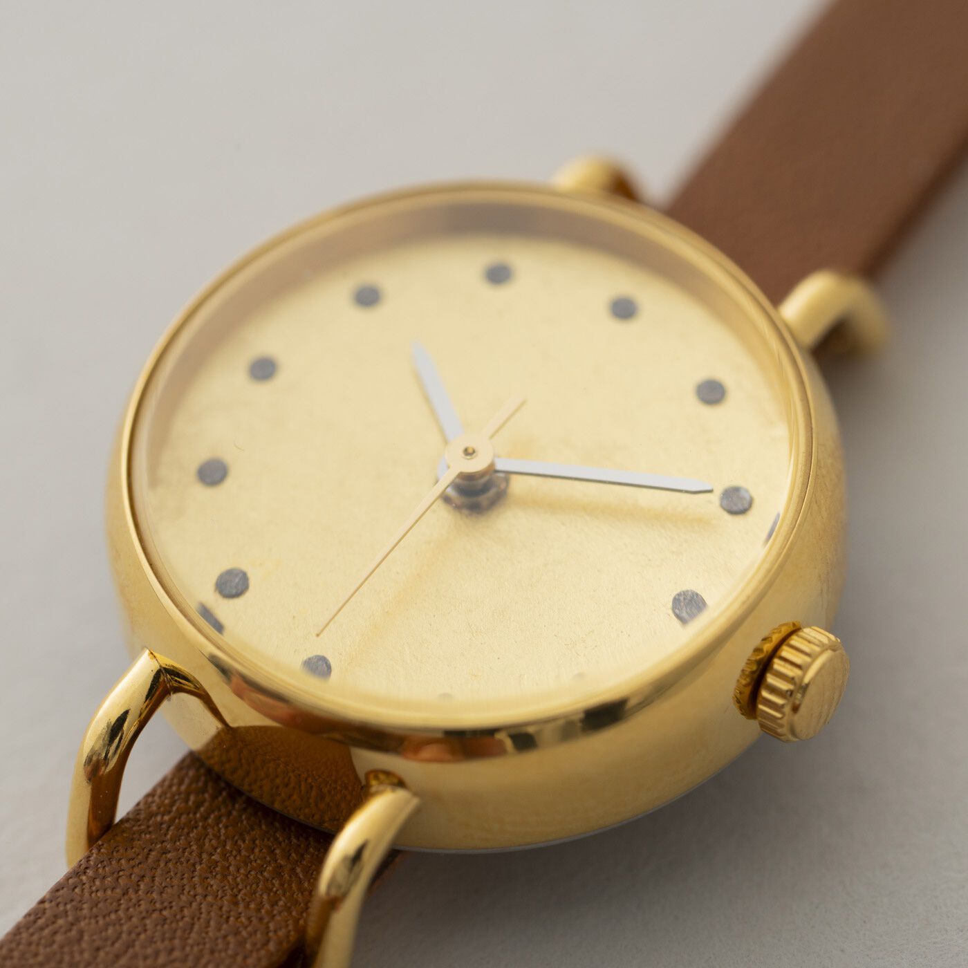 ＆Stories|金沢の時計職人が手掛けた　金色の月に見惚れる腕時計〈ライトブラウン〉|ベルトは内周約13.5〜17.5cm（7段階調節可能）、幅約0.7cm。