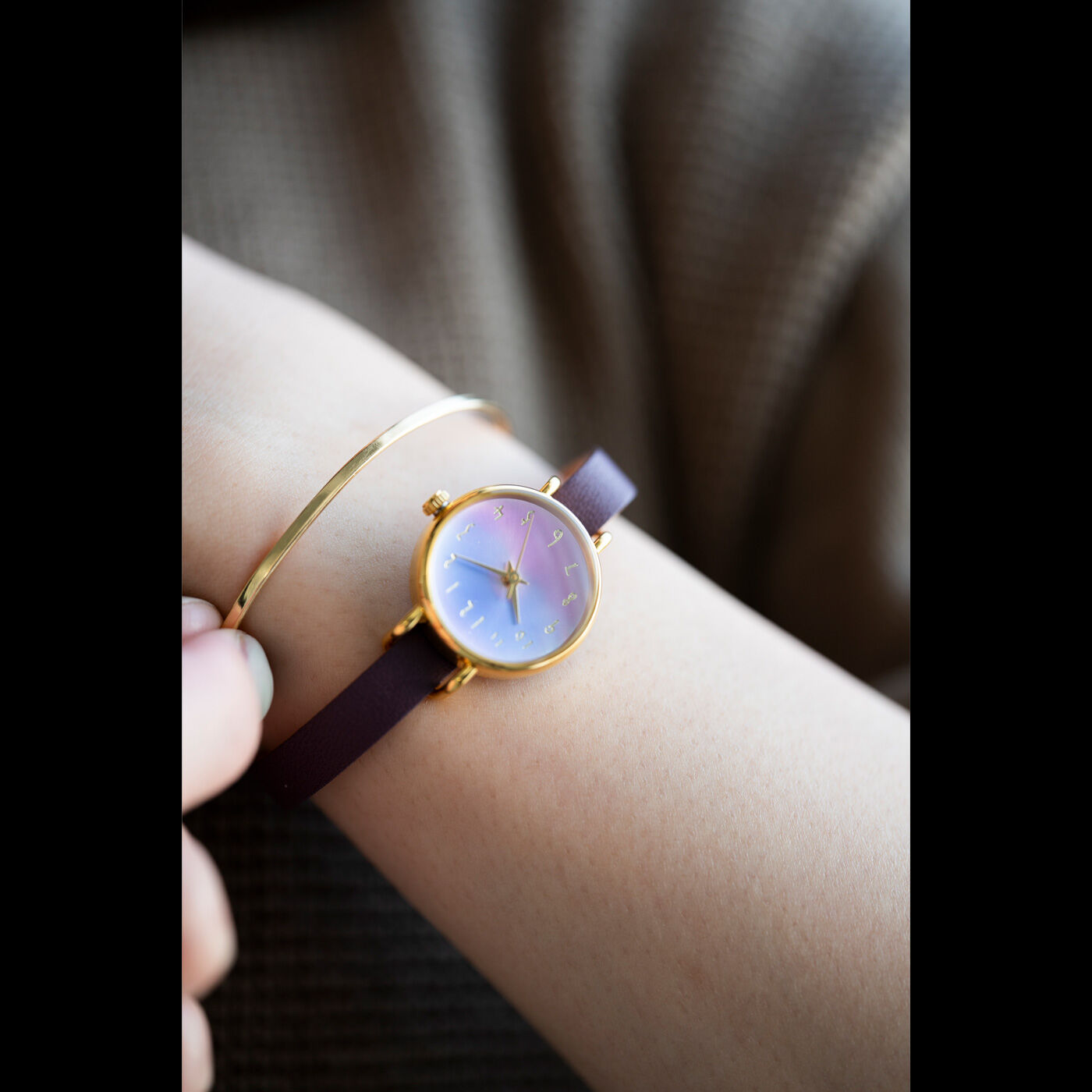 ＆Stories|金沢の時計職人が手掛けた　朝焼けに見惚れる腕時計〈マルベリーパープル〉|手首を飾る涼しげな存在感は、夏の装いにもぴったり。
