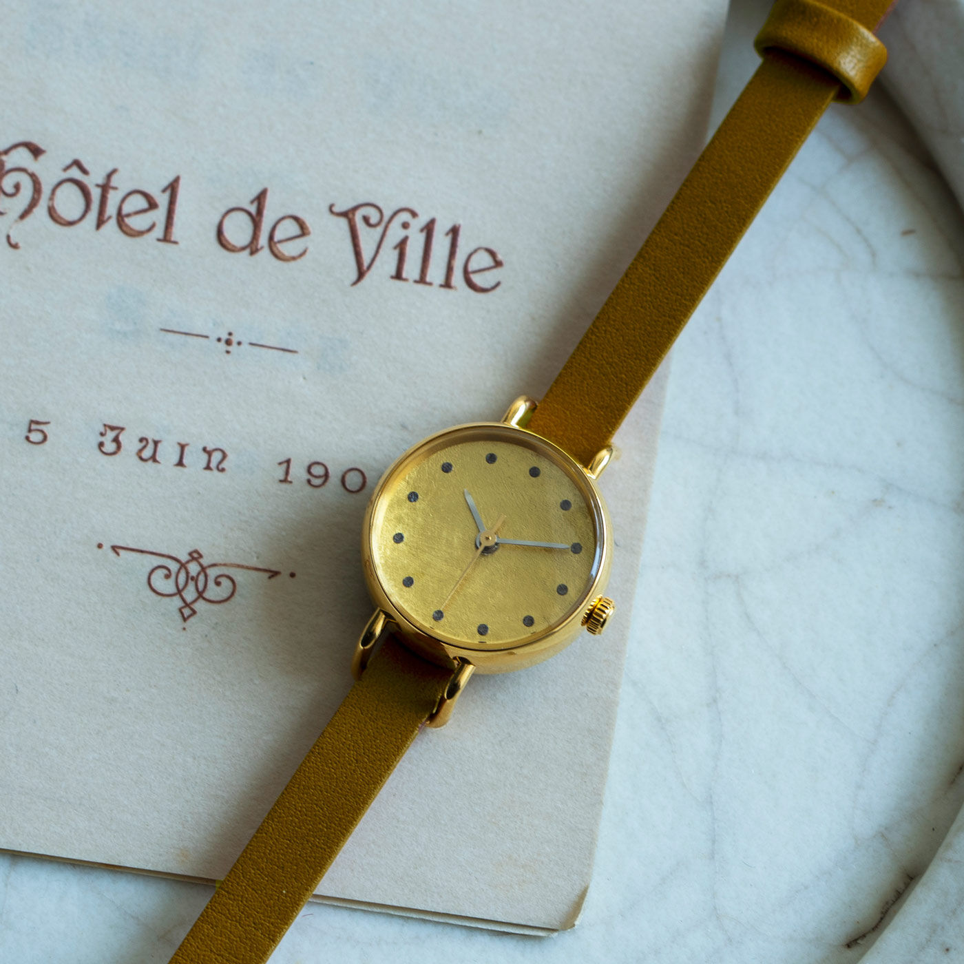 金沢の時計職人が手掛けた 金色の月に見惚れる腕時計〈ライトブラウン 