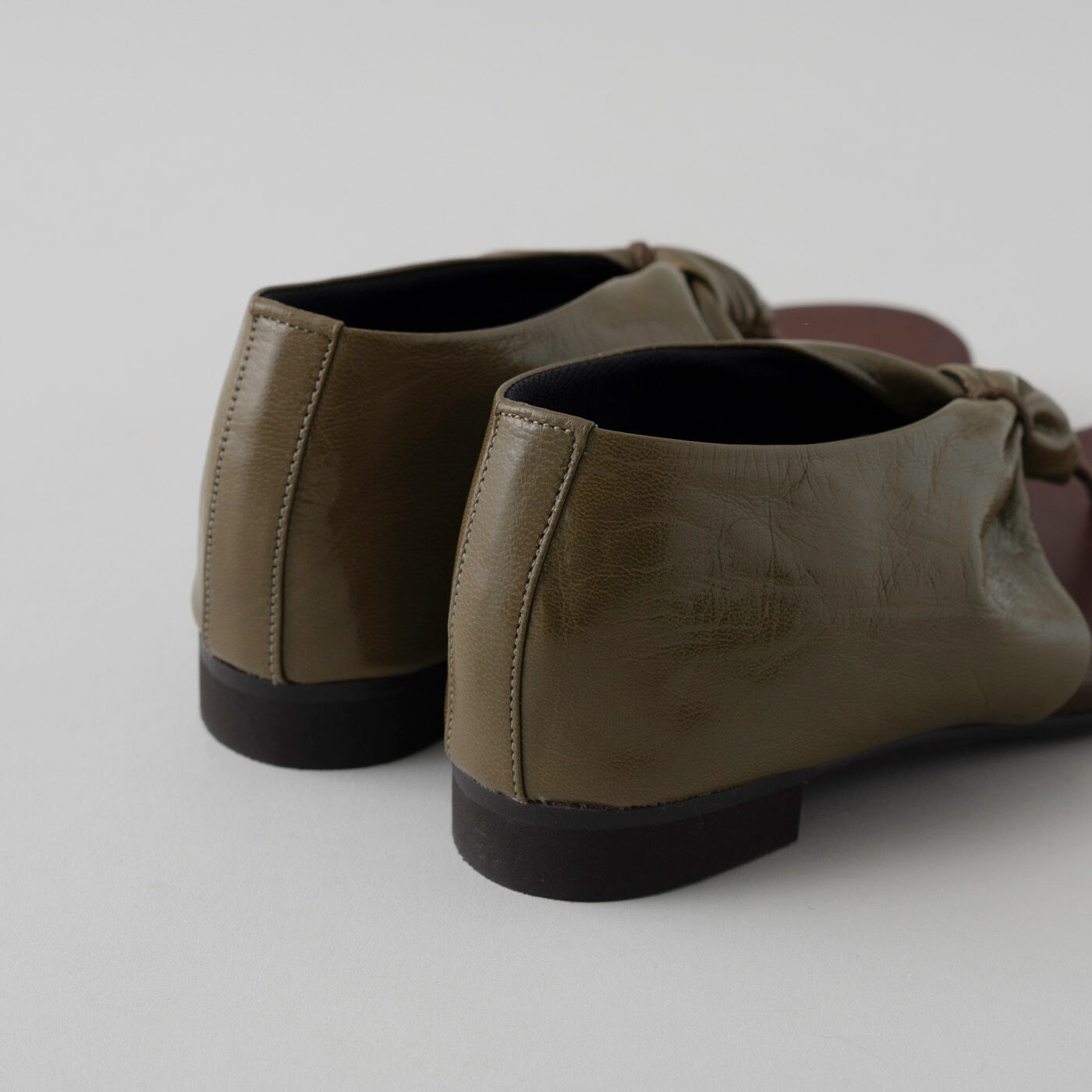 ＆Stories|靴デザイナーの理想で作った　職人本革のスクイーズトング〈オリーブ色〉