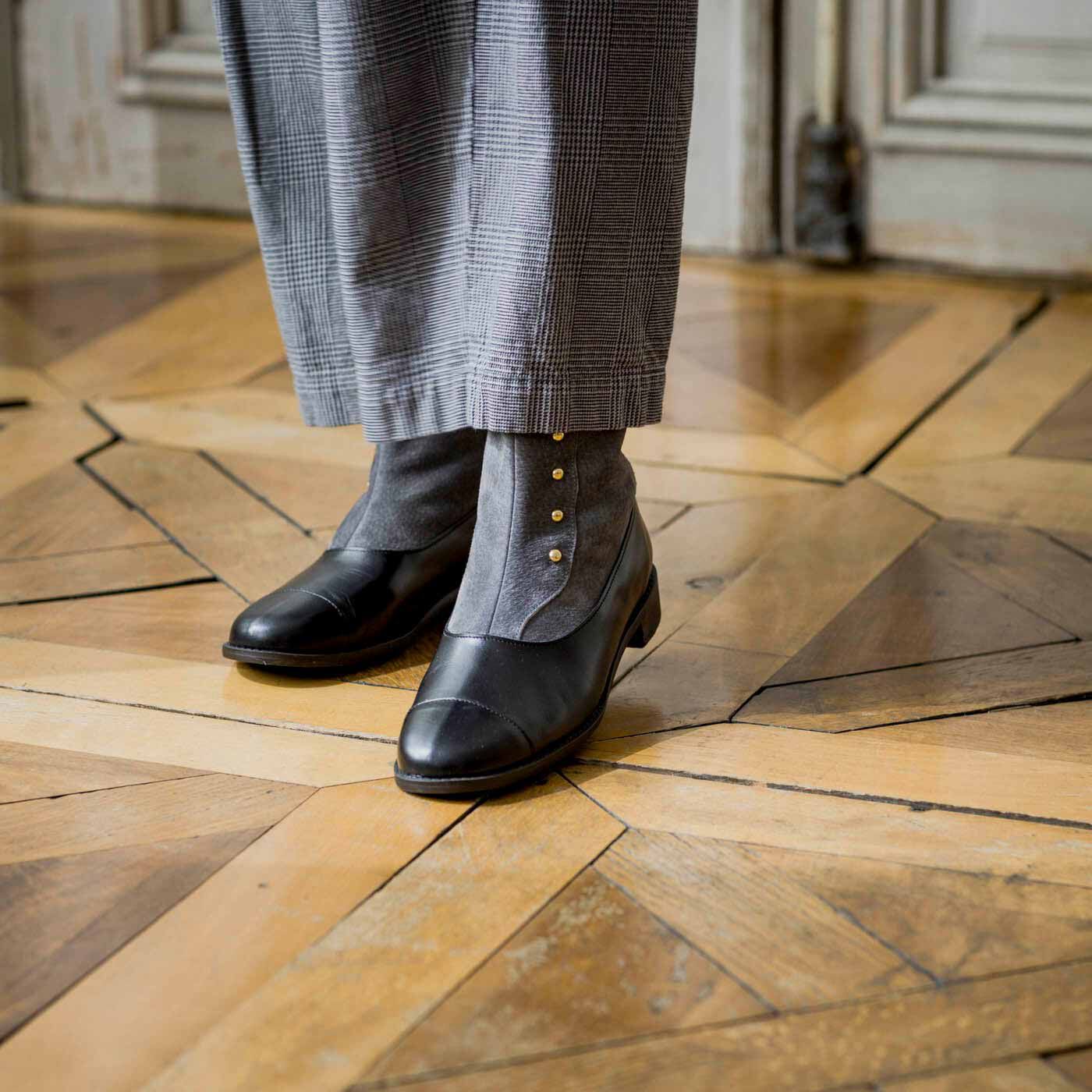＆Stories|長田の靴職人とプランナーＭＯＥが作った　職人本革のボタンアップブーツ〈ブラック＆グレー〉|さりげない配色は履いたときの魅力がアップ。