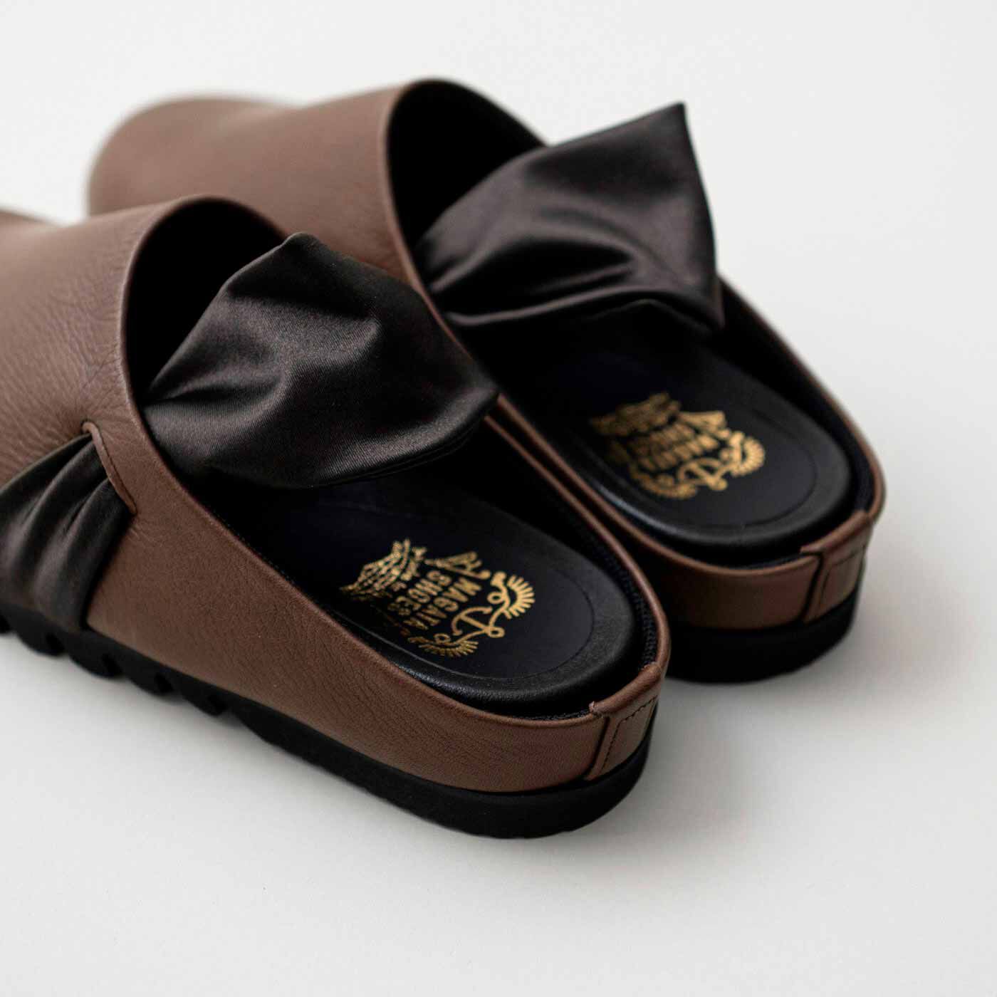 ＆Stories|長田の靴職人が作った　職人本革のパニーニサボシューズ〈ショコラ色〉|光沢感あるサテンのバックストラップは特にこだわりのポイント。デザインアクセントになりつつ、足をしっかりホールドします。