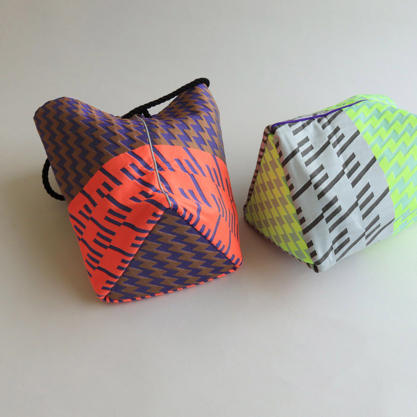 ＆Stories|テキスタイルデザイナーと作った 播州織のダズリングバッグ〈サンセット〉|カラーは、〈ナイトネオン〉（右・別売り）と〈サンセット〉（左）の2色。
