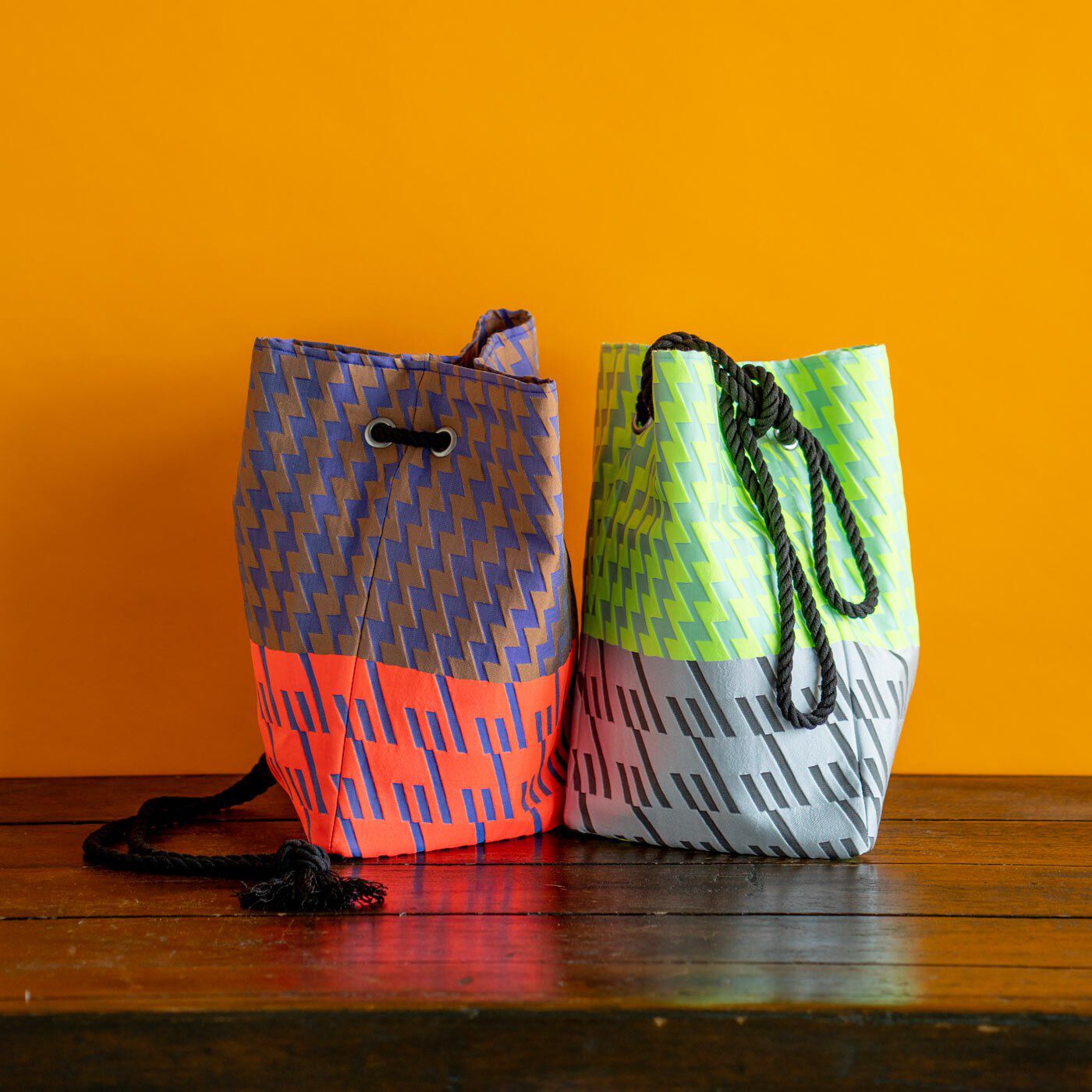 ＆Stories|テキスタイルデザイナーと作った 播州織のダズリングバッグ〈サンセット〉|持つだけで一気にテンションが上がるバッグを、ぜひこの夏のお出かけの相棒に。
