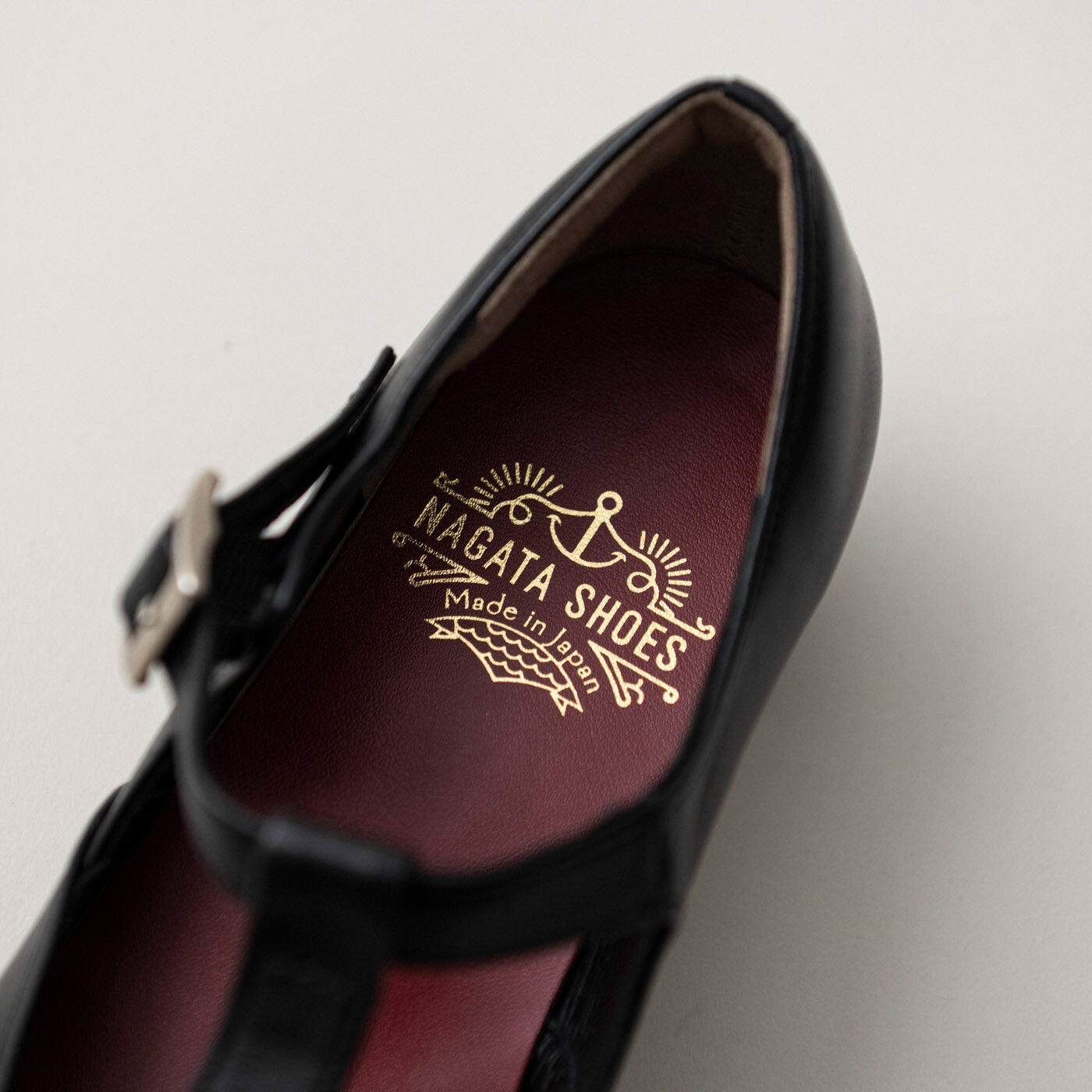 ＆Stories|靴デザイナーが欲しかった　職人本革のライトステップシューズ〈ブラック〉|中敷きはドラマティックなワインレッド色。